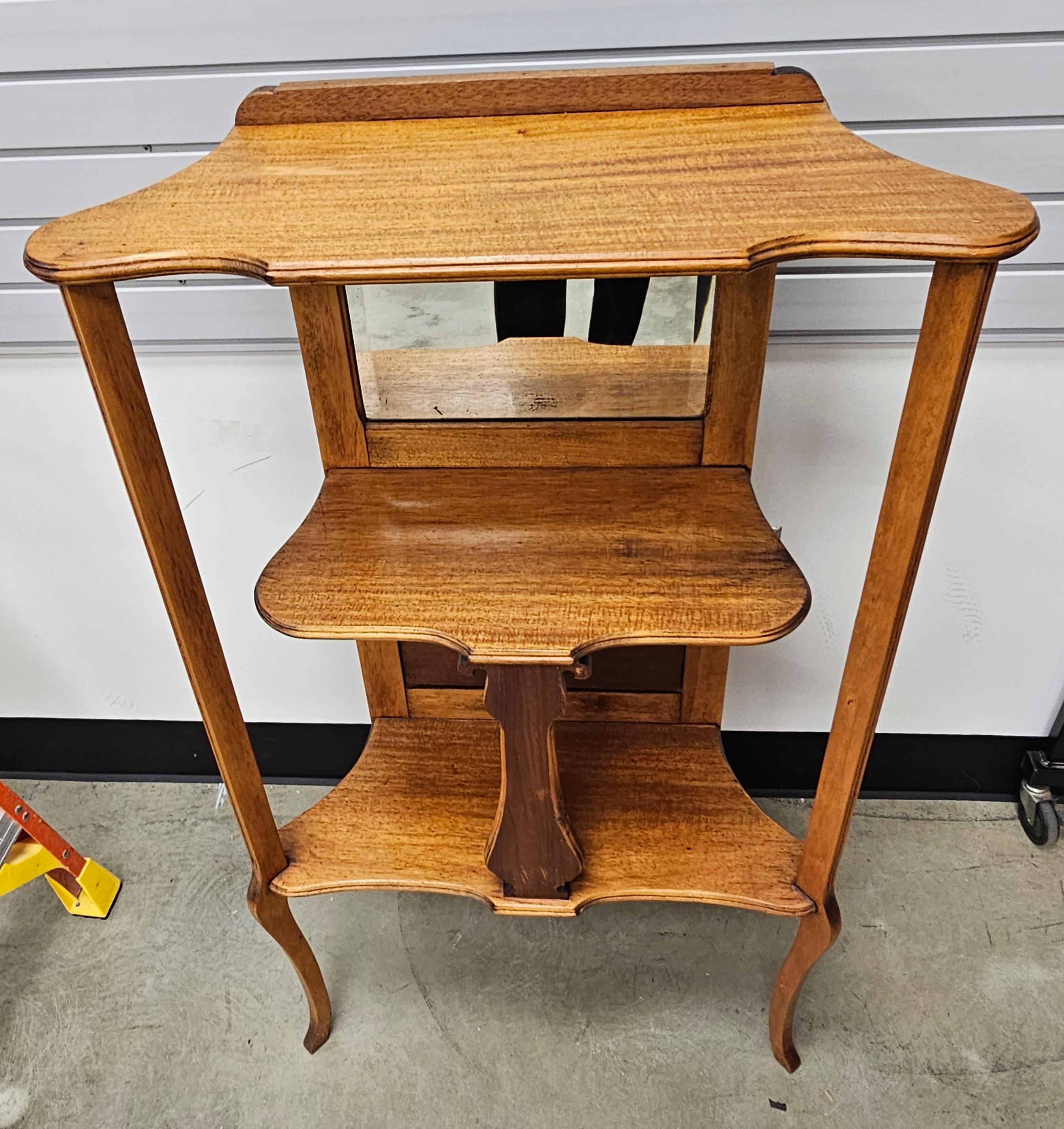Etapa Victoriana con Espejo Parcial en Madera Satinada de Estilo Rococó Manchado en venta