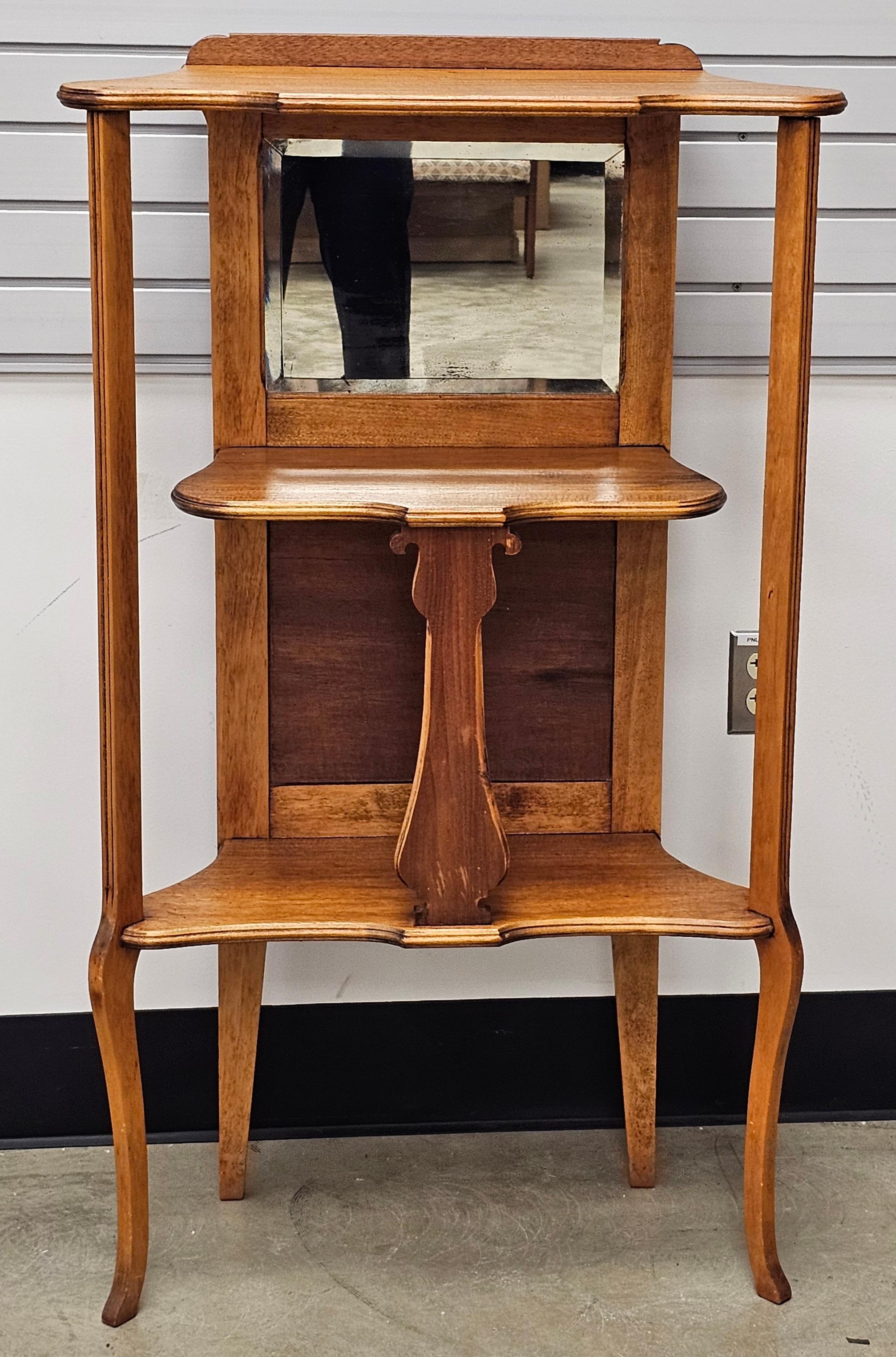 Etapa Victoriana con Espejo Parcial en Madera Satinada de Estilo Rococó siglo XIX en venta