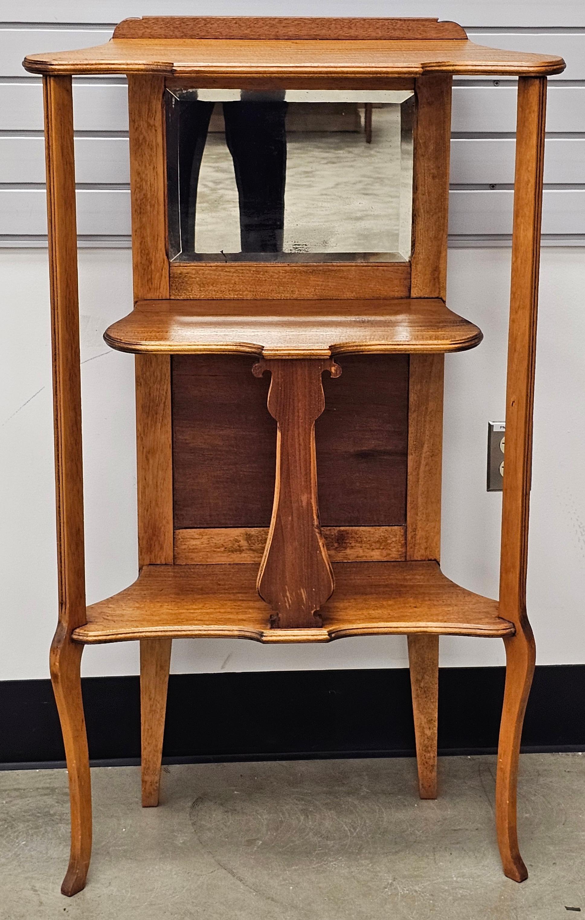 Etapa Victoriana con Espejo Parcial en Madera Satinada de Estilo Rococó en venta 1