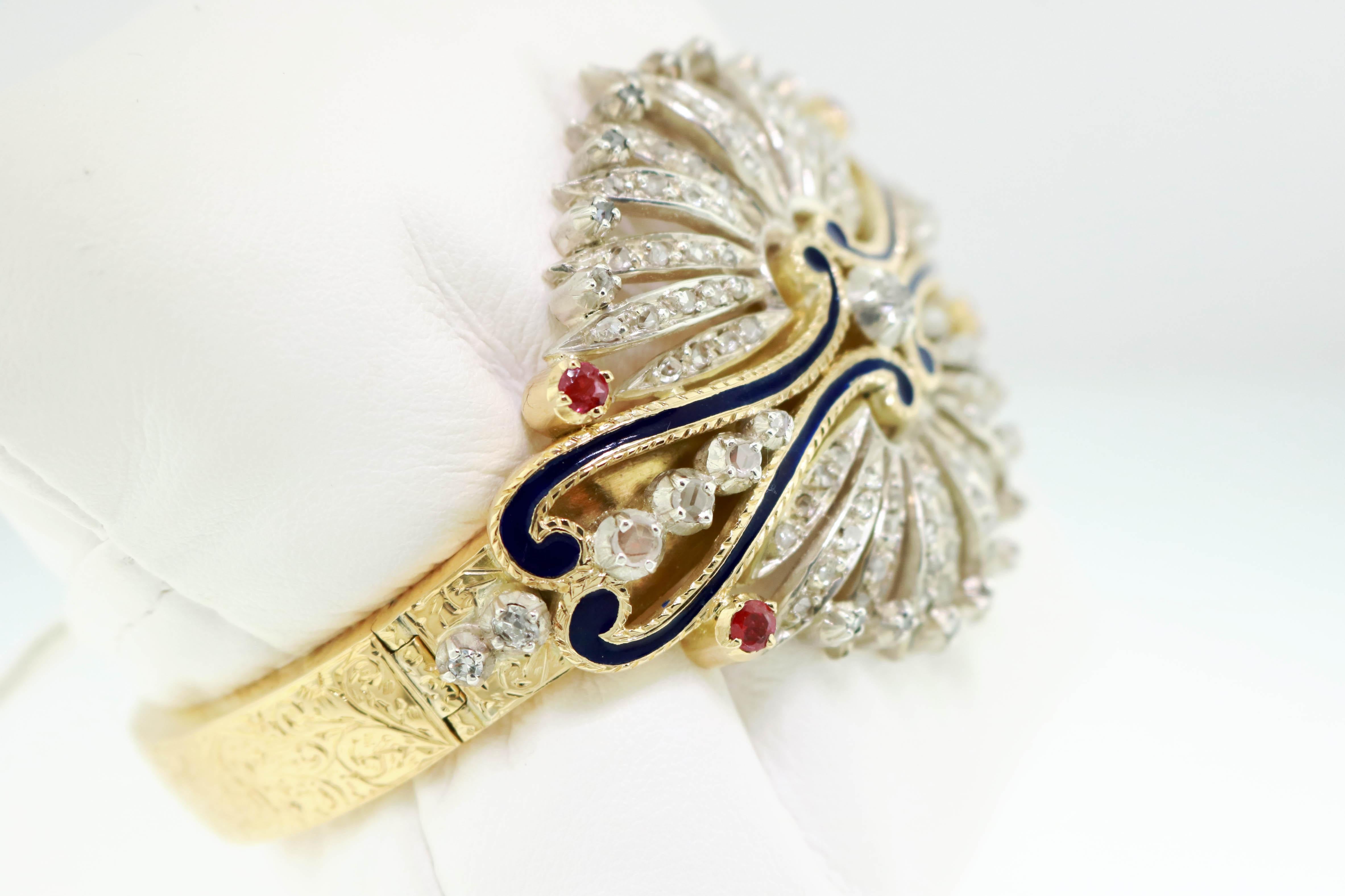 Viktorianisches Manschettenarmband aus Gold und Emaille mit Diamanten, Rosen und alten europäischen Diamanten und Rubinen (Alteuropäischer Schliff) im Angebot