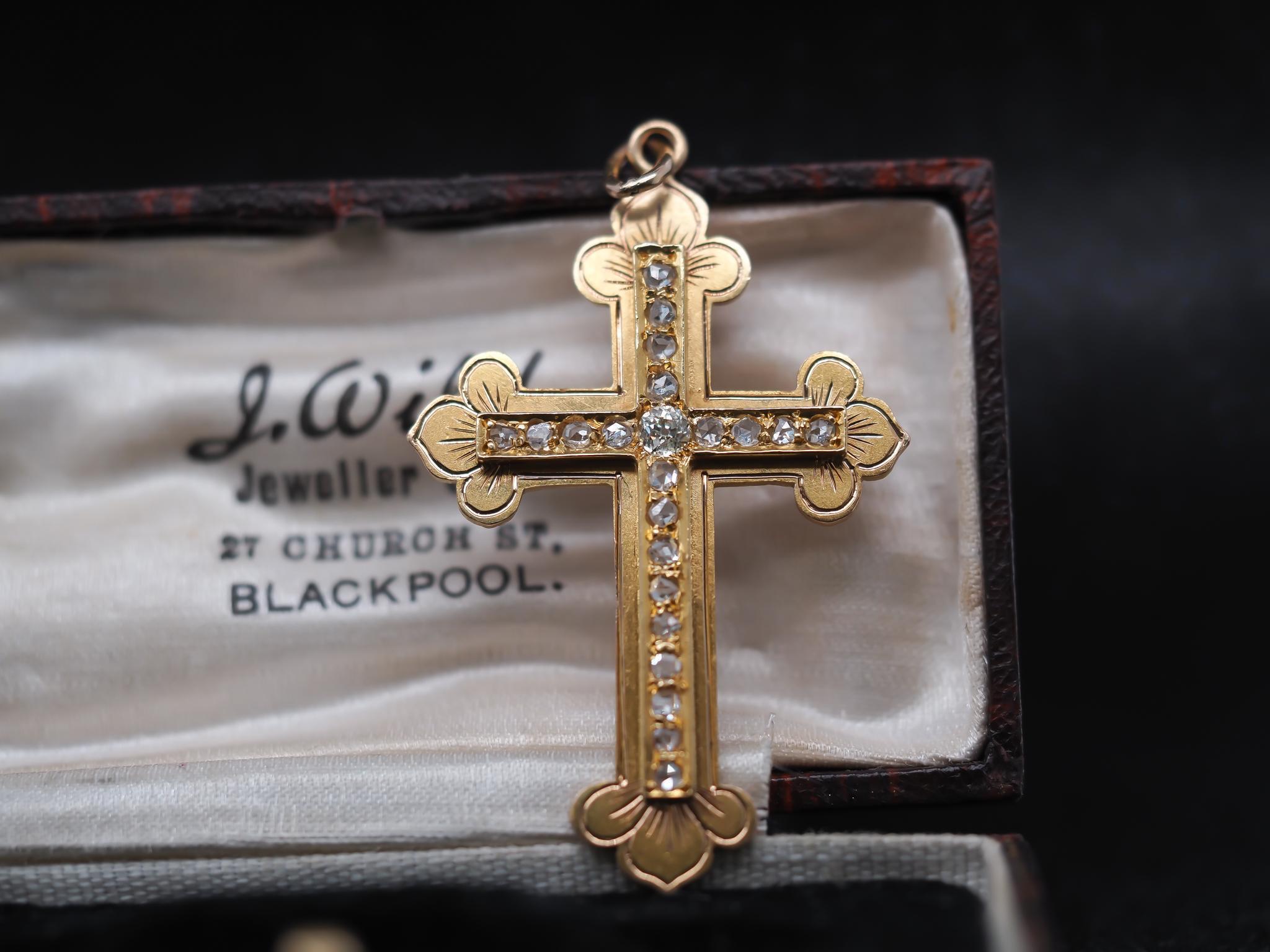 Victorien Pendentif croix victorien en or jaune 12 carats avec diamants taille rose et ancienne mine en vente