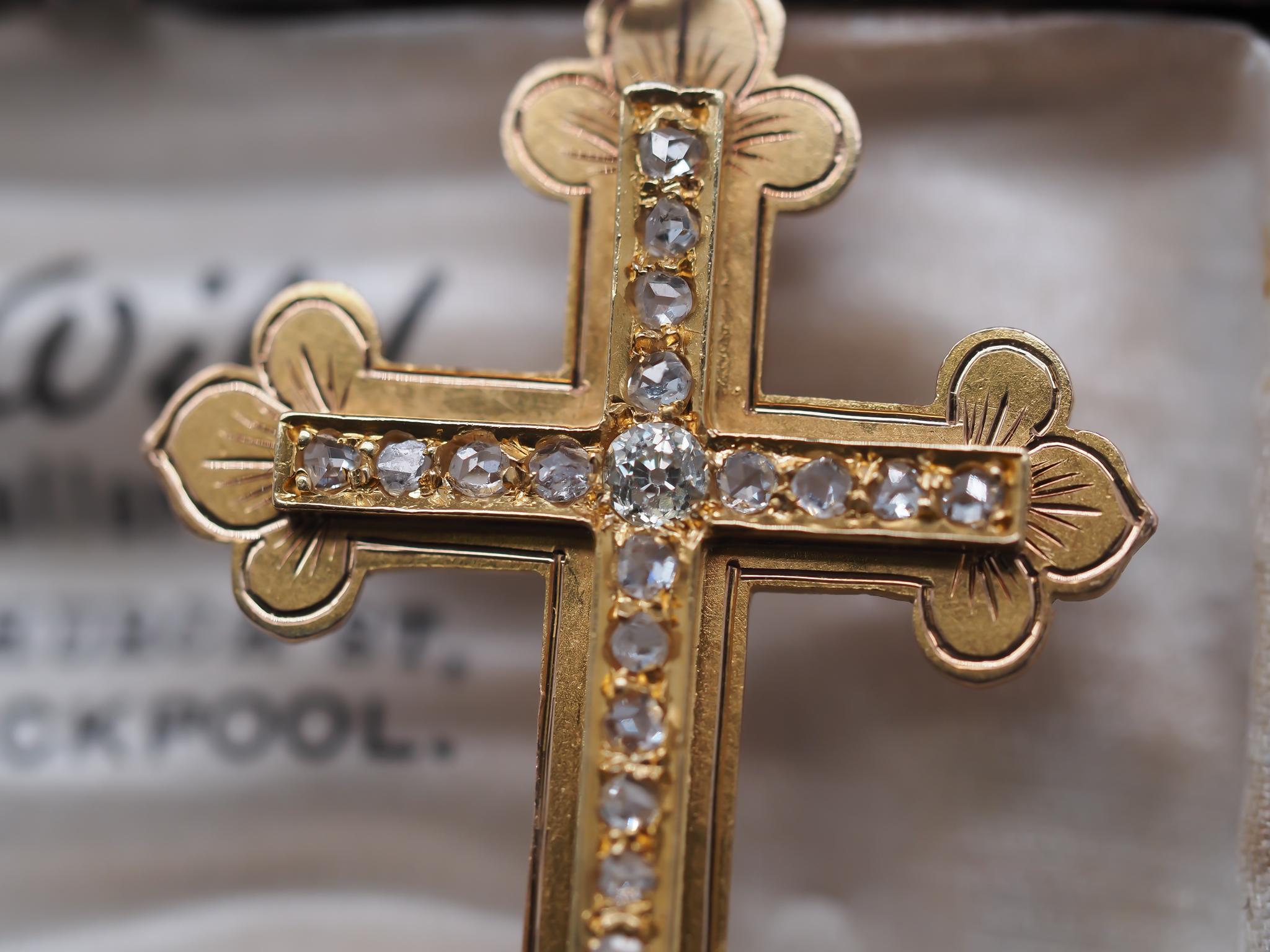 Taille vieille mine Pendentif croix victorien en or jaune 12 carats avec diamants taille rose et ancienne mine en vente
