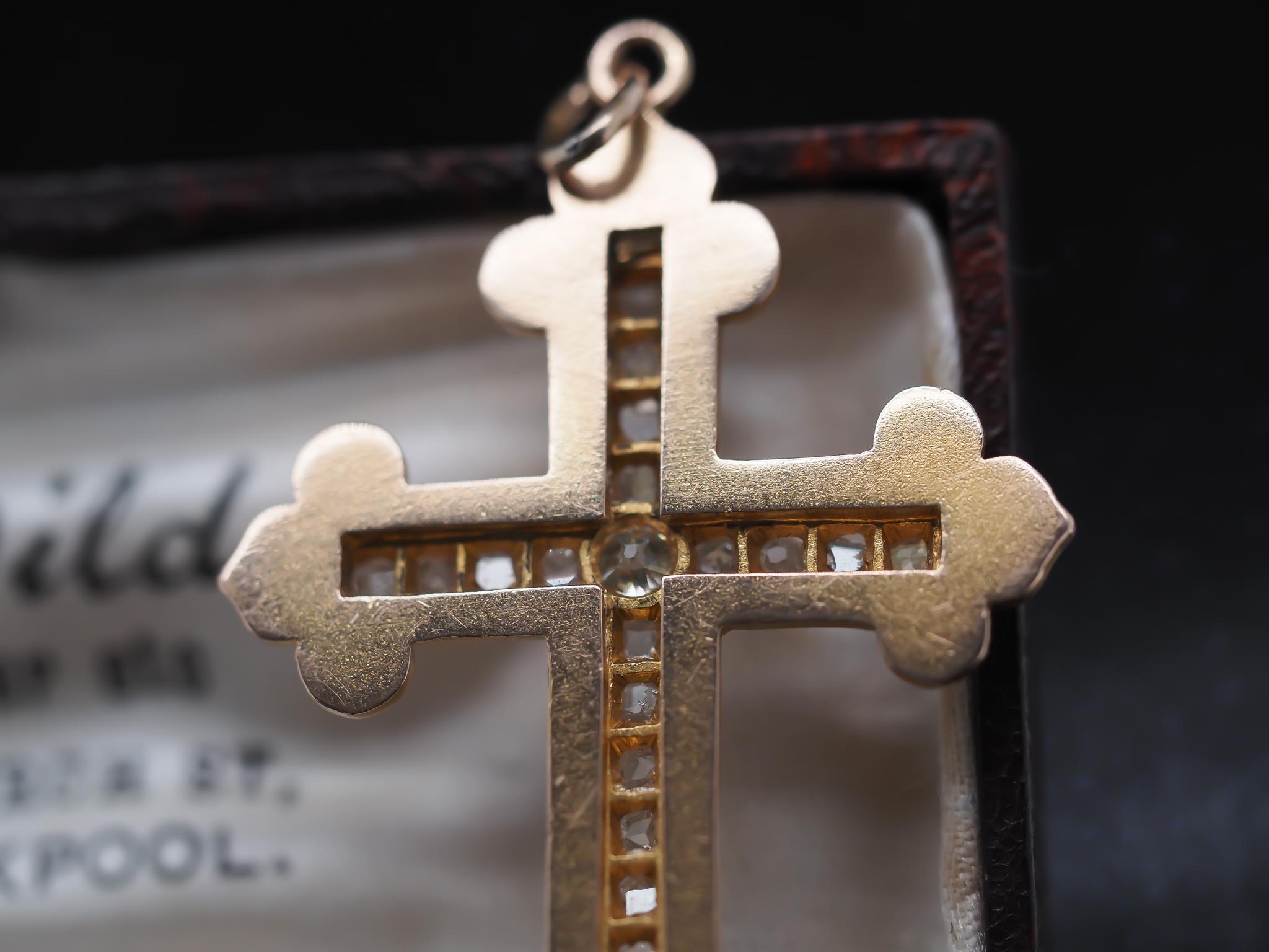 Pendentif croix victorien en or jaune 12 carats avec diamants taille rose et ancienne mine Bon état - En vente à Hicksville, NY