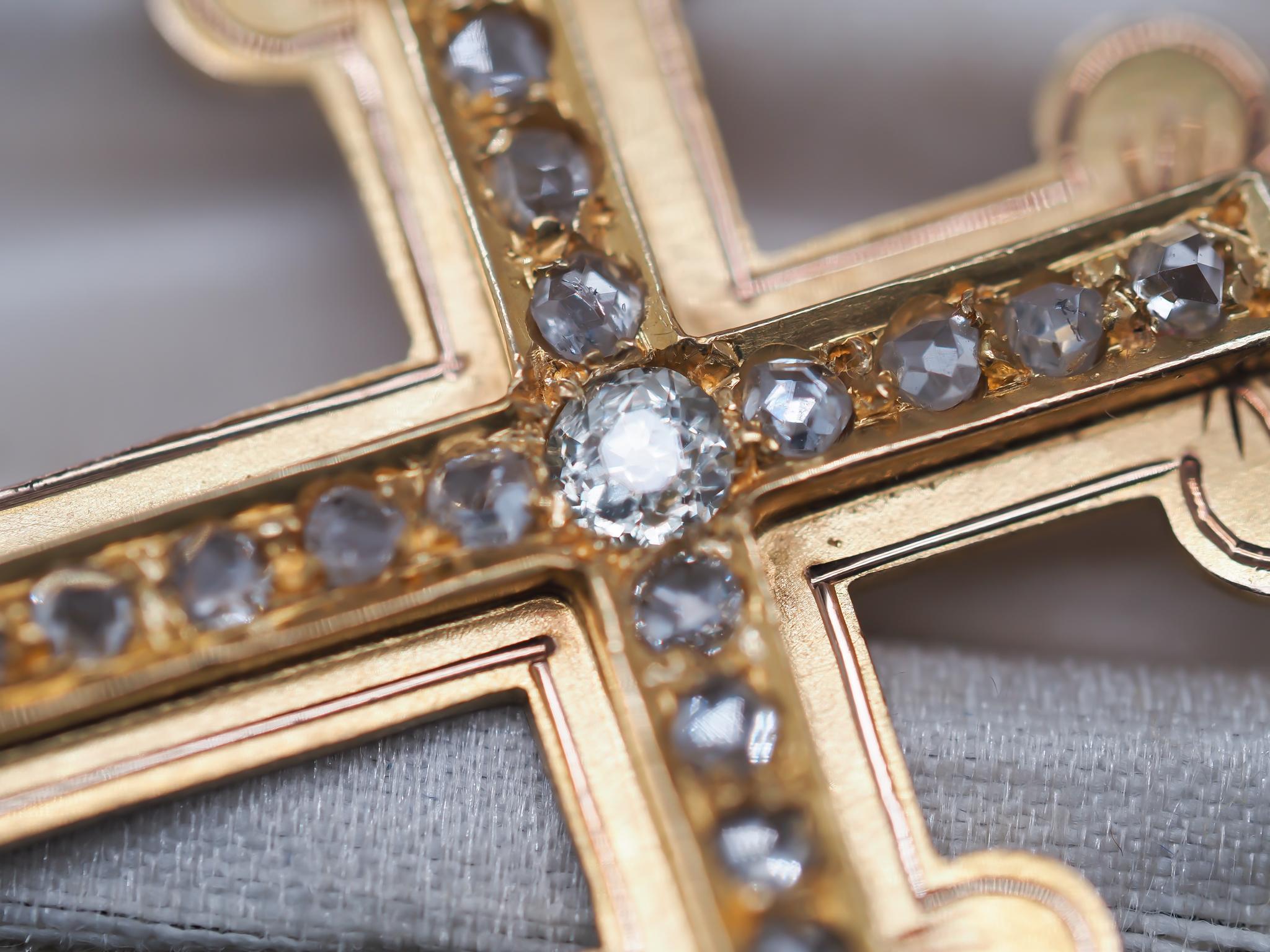 Pendentif croix victorien en or jaune 12 carats avec diamants taille rose et ancienne mine Pour femmes en vente
