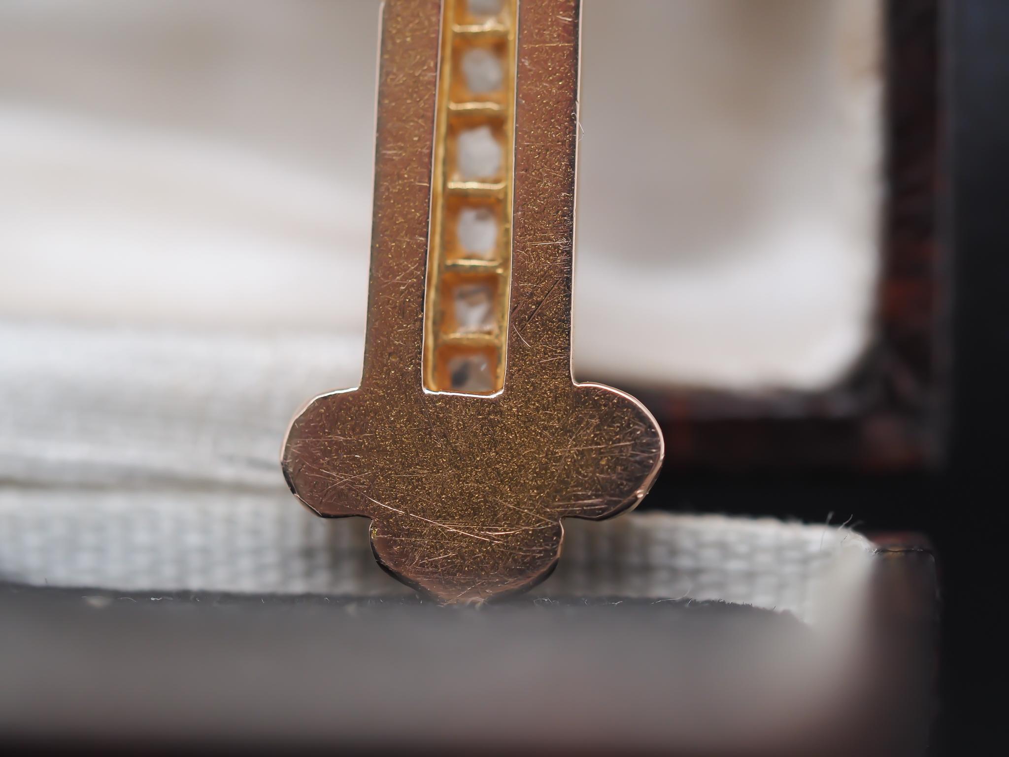 Pendentif croix victorien en or jaune 12 carats avec diamants taille rose et ancienne mine en vente 1
