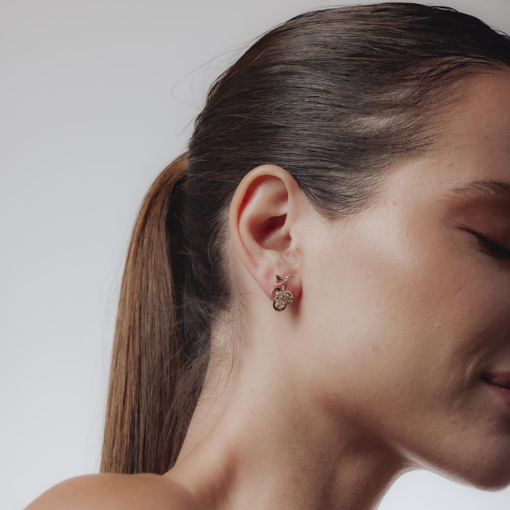 Ces boucles d'oreilles victoriennes des années 1880 sont fabriquées en or rose 14k et serties de huit diamants taillés en rose totalisant environ 0,20 carats. Les diamants, de couleur J-K et de pureté I, ajoutent un éclat subtil et antique à ce