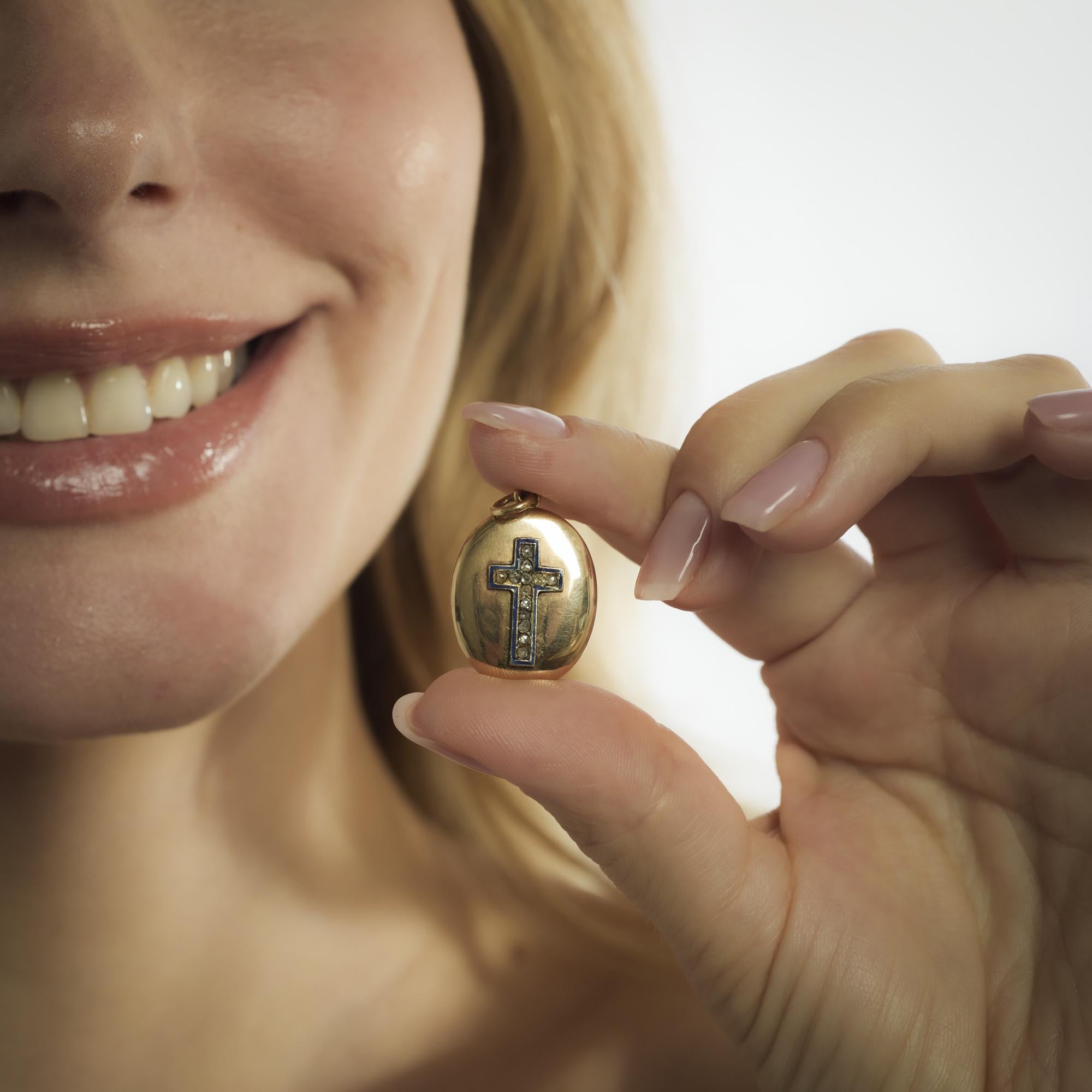 This Victorian pendant from the 1890’s features thirteen rose cut diamonds totaling approximately .05 carats in J color and SI clarity, set against a backdrop of rich blue enamel and polished agate. Crafted in 14k yellow gold, the piece blends warm