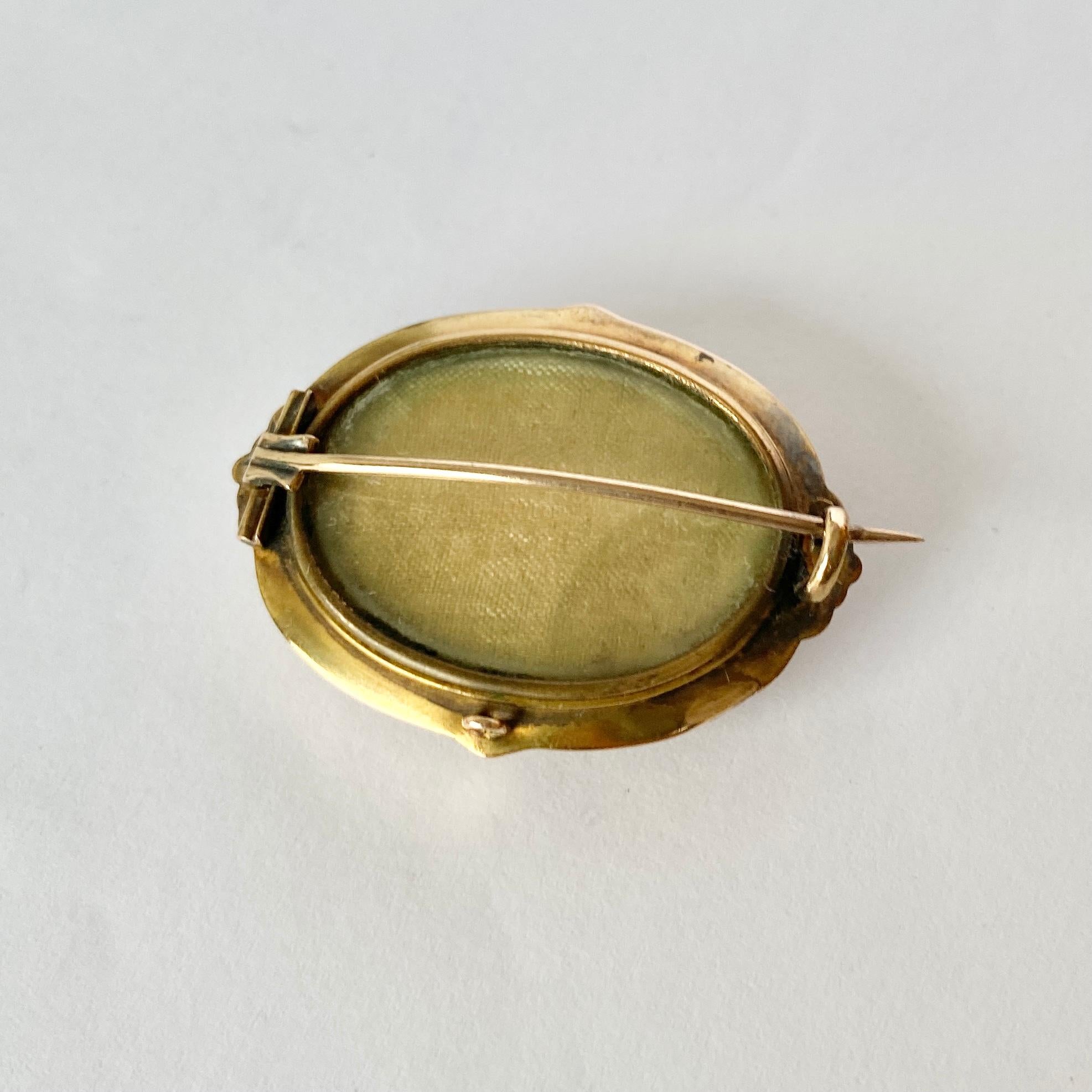 This gorgeous victorian brooch holds a rose cut diamond at the centre and is modelled in 18carat gold. The back of the locket has a pane of glass which created a locket. There is a pin on the back and also a loop so you can wear as a pendant.