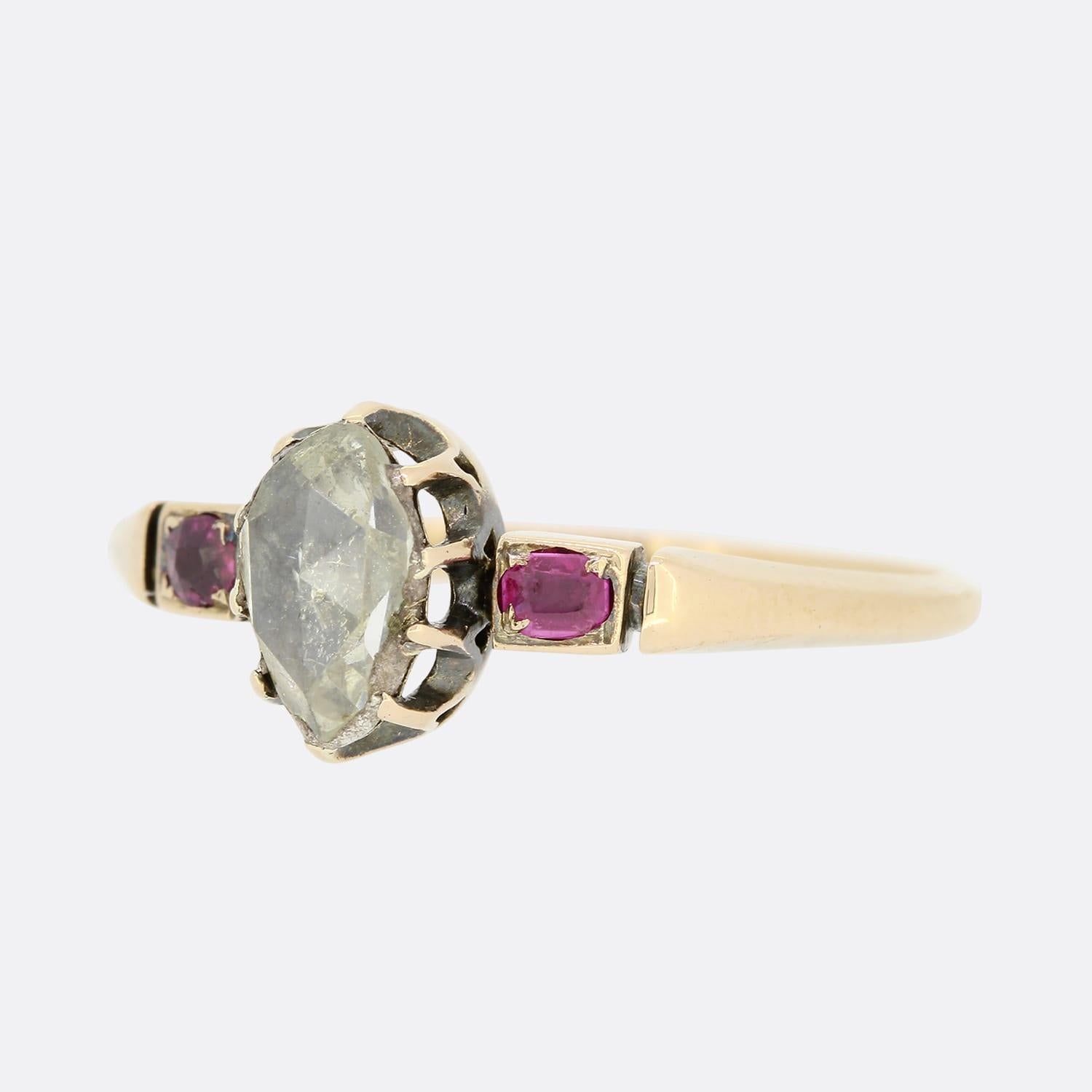 Anillo antiguo de oro rosa de 18 ct, diamante talla rosa y rubí. El diamante talla rosa se asienta en una montura elevada con garras y está tallado en una elegante forma oval. Tiene un color ligeramente blanquecino, pero sigue teniendo un bonito