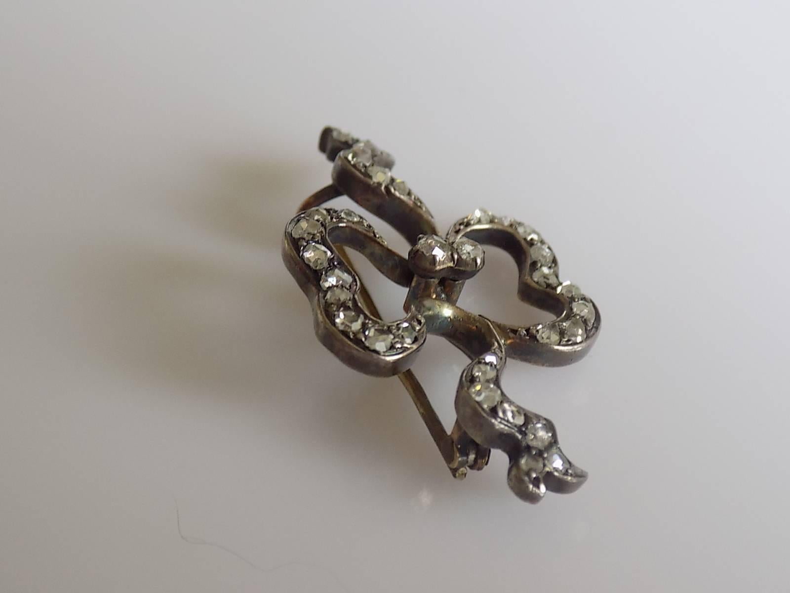 Eine schöne viktorianische c.1890s Rose geschnitten Diamond Bow Brosche. Diamanten in einer Goldfassung mit Silberbesatz. Brosche wird in antiken Box kommen, wie abgebildet.
Länge 38 mm, Höhe 20 mm.
Diamanten von 1,2 mm bis 2,3 mm, insgesamt 34