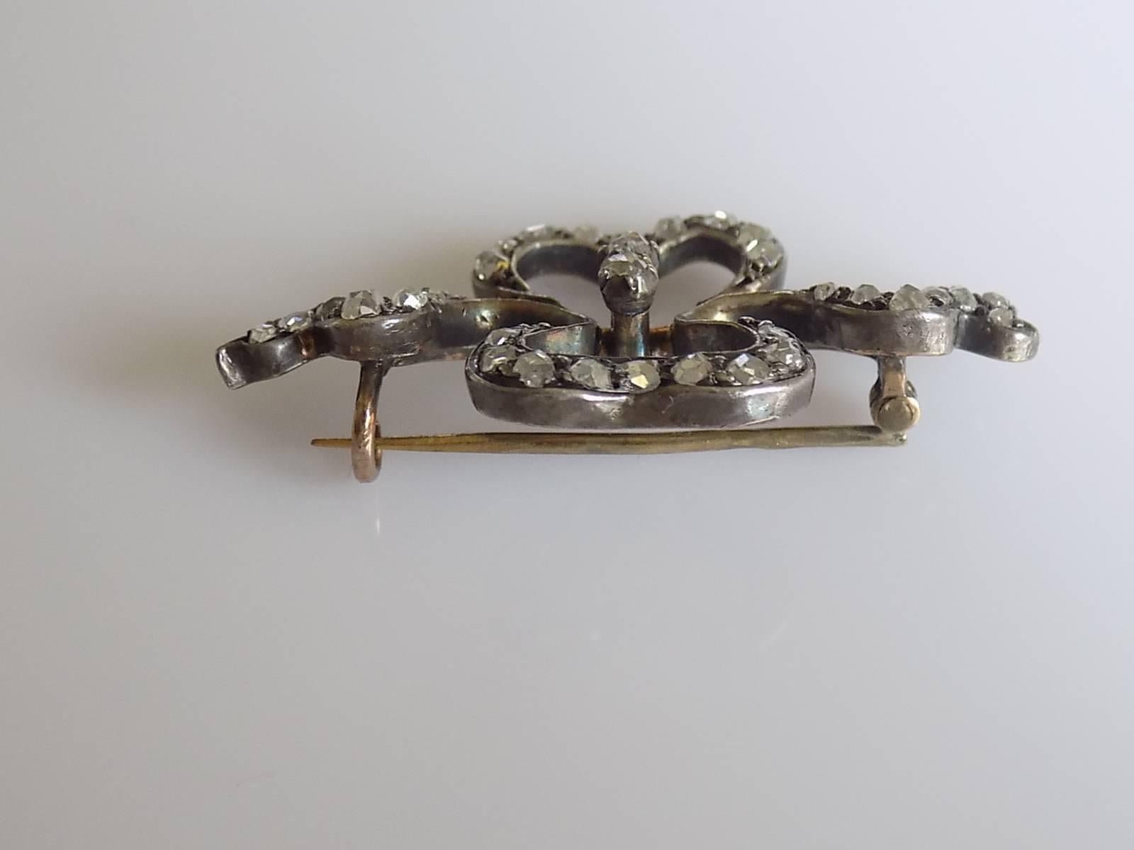 Goldene viktorianische Schleifenbrosche mit Diamanten im Rosenschliff (Belle Époque) im Angebot