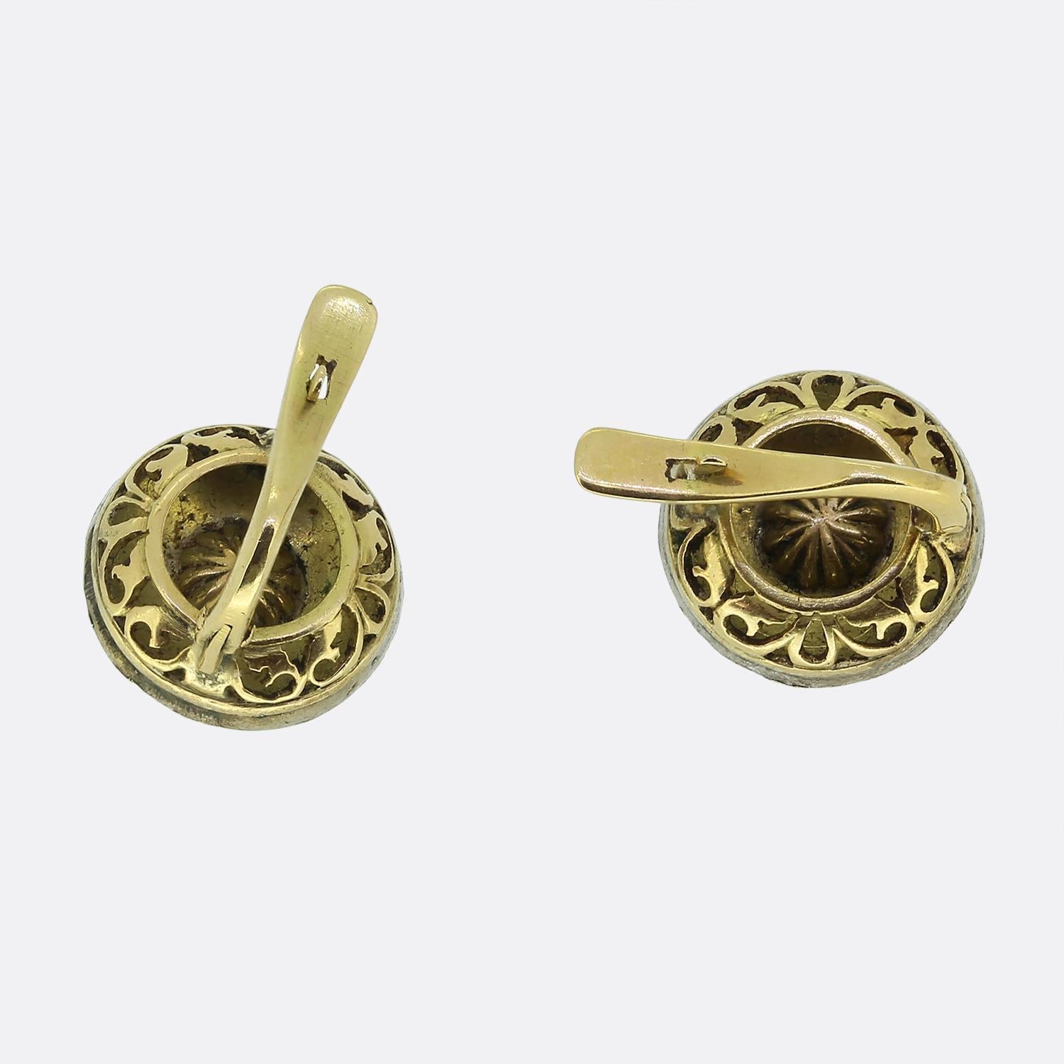 Aquí tenemos un encantador par de pendientes de racimo victorianos. Cada pieza está adornada con multitud de brillantes diamantes talla rosa, meticulosamente dispuestos para formar un diseño similar al adoquín. Los diamantes están engastados en