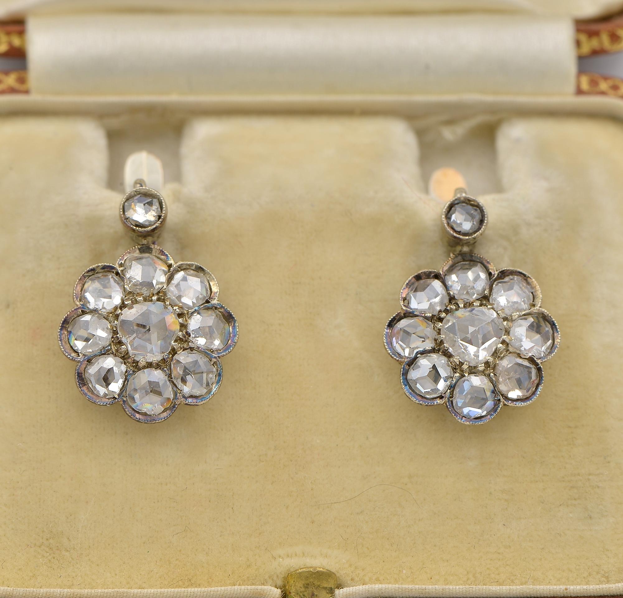 Klassisches Paar viktorianischer Diamant-Tropfenohrringe aus 12 KT Gold
Wunderschöne Größe mit hübschem Schwung durch das damals in Mode gekommene Tropfenmuster
Sie funkeln und ziehen die Aufmerksamkeit auf den geschmackvollen Florettstiel mit einem
