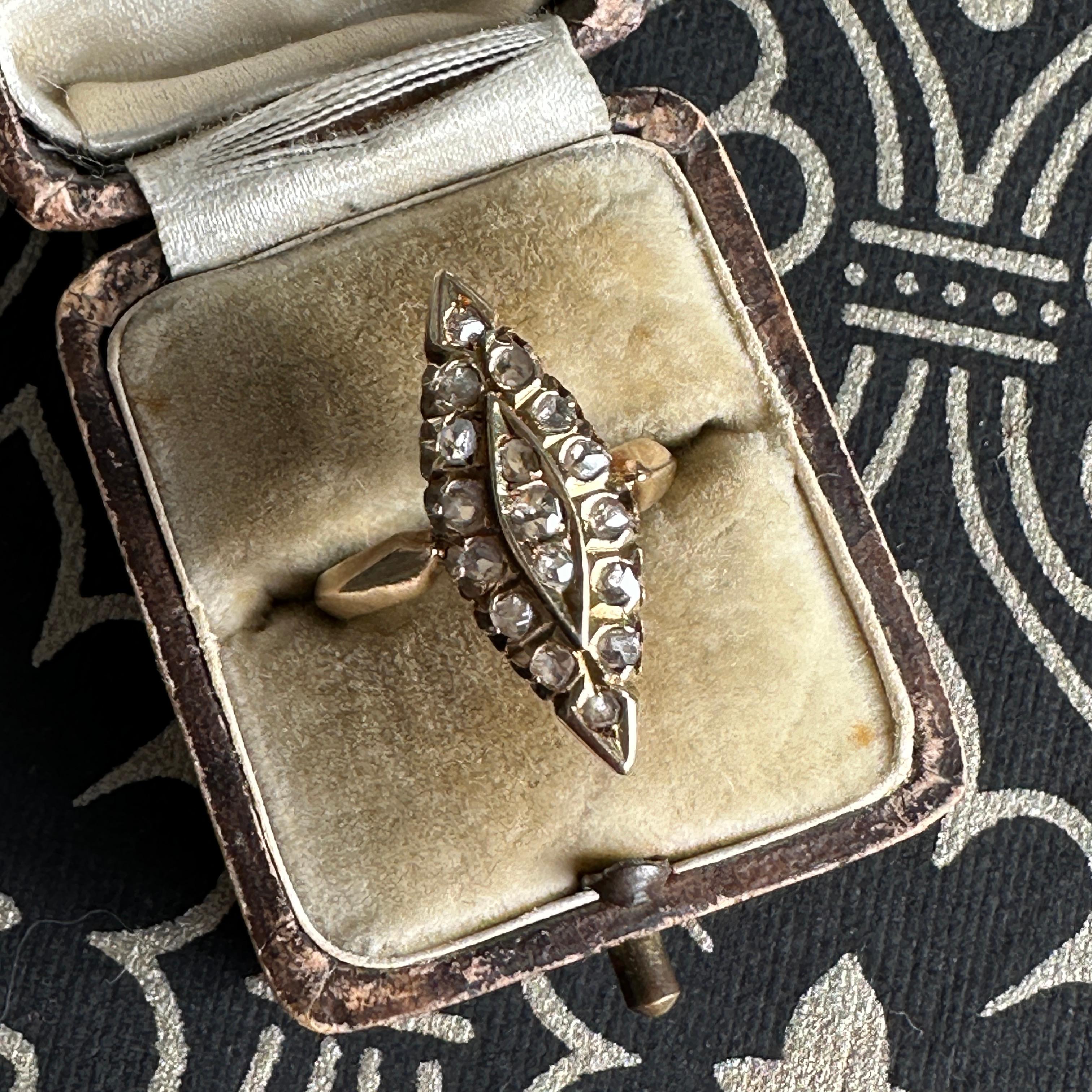 Süßer viktorianischer 14K Gelbgold & Diamant-Navette-Ring im Rosenschliff! Auf der Vorderseite des Rings befinden sich 17 Diamanten im Rosenschliff in einer Marquise-Fassung. Die Diamanten sind jeweils 1,5 bis 2,25 mm groß und haben natürliche