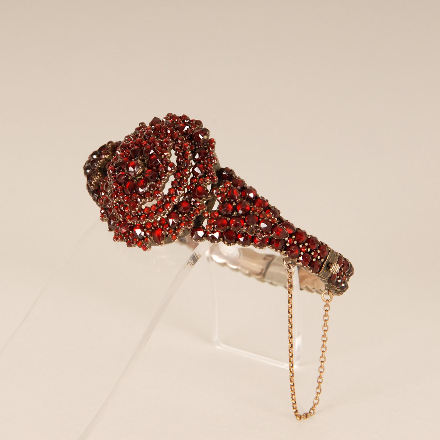Victorian Rose Cut Garnets Bohemian Bangle Bracelet 19th Century For Sale 6