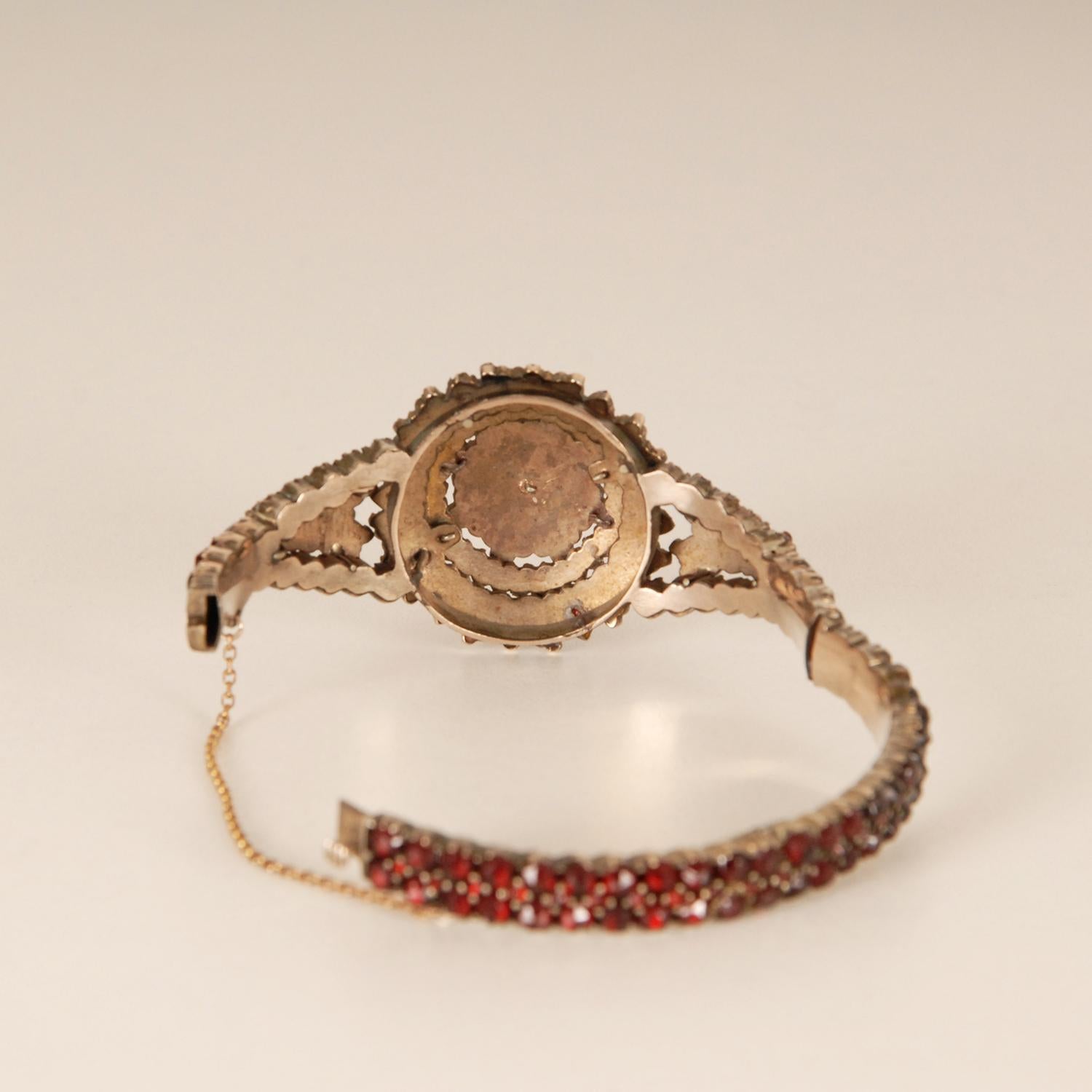 Victorian Rose Cut Garnets Bohemian Bangle Bracelet 19th Century In Good Condition For Sale In Wommelgem, VAN