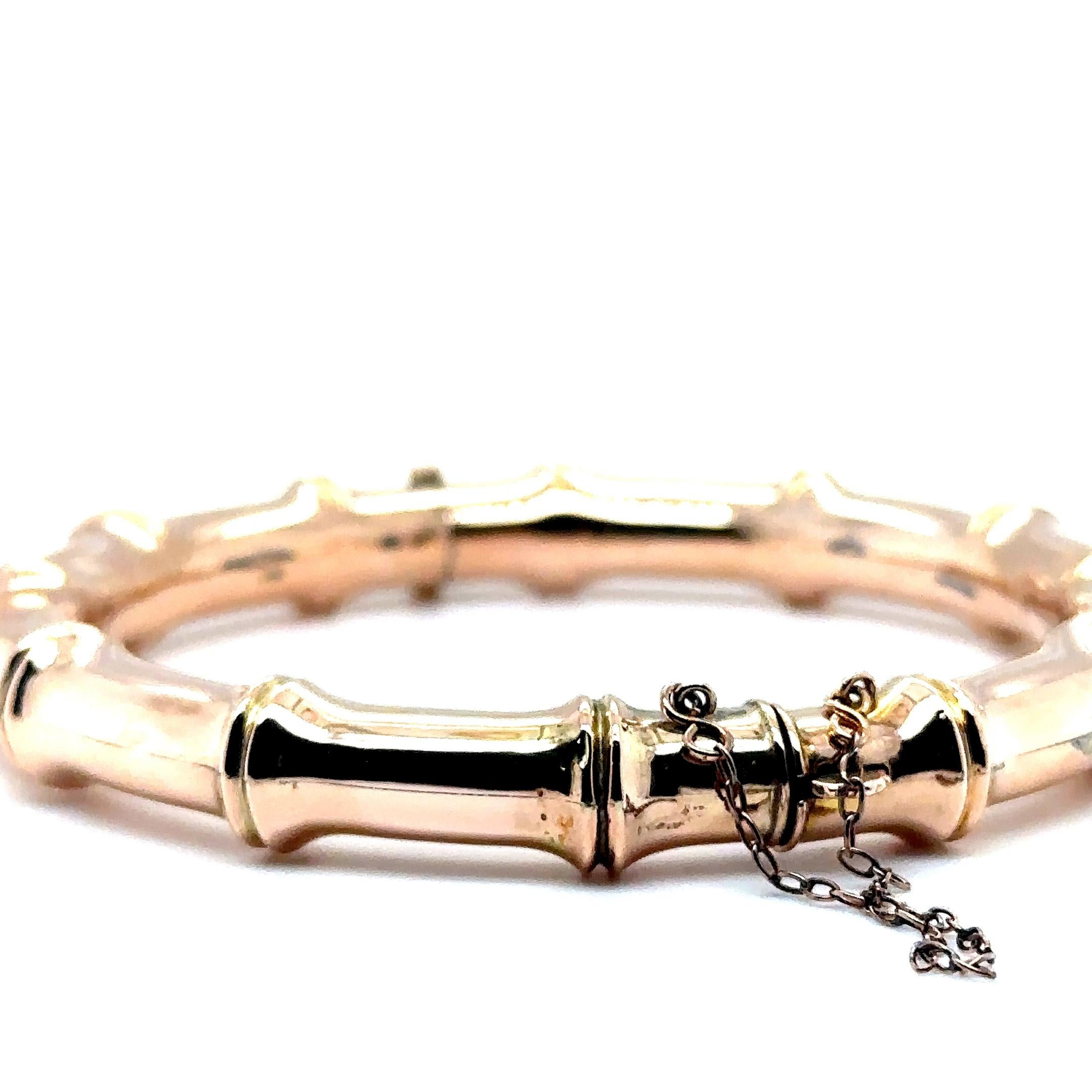 Brazalete victoriano antiguo de bambú en oro rosa de 9 ct
Precioso brazalete original de bambú con bisagra de la época victoriana, fabricado en oro rosa de 9 ct, que mide 7 mm de ancho y 61 mm de diámetro interior. Este diseño hueco presenta un