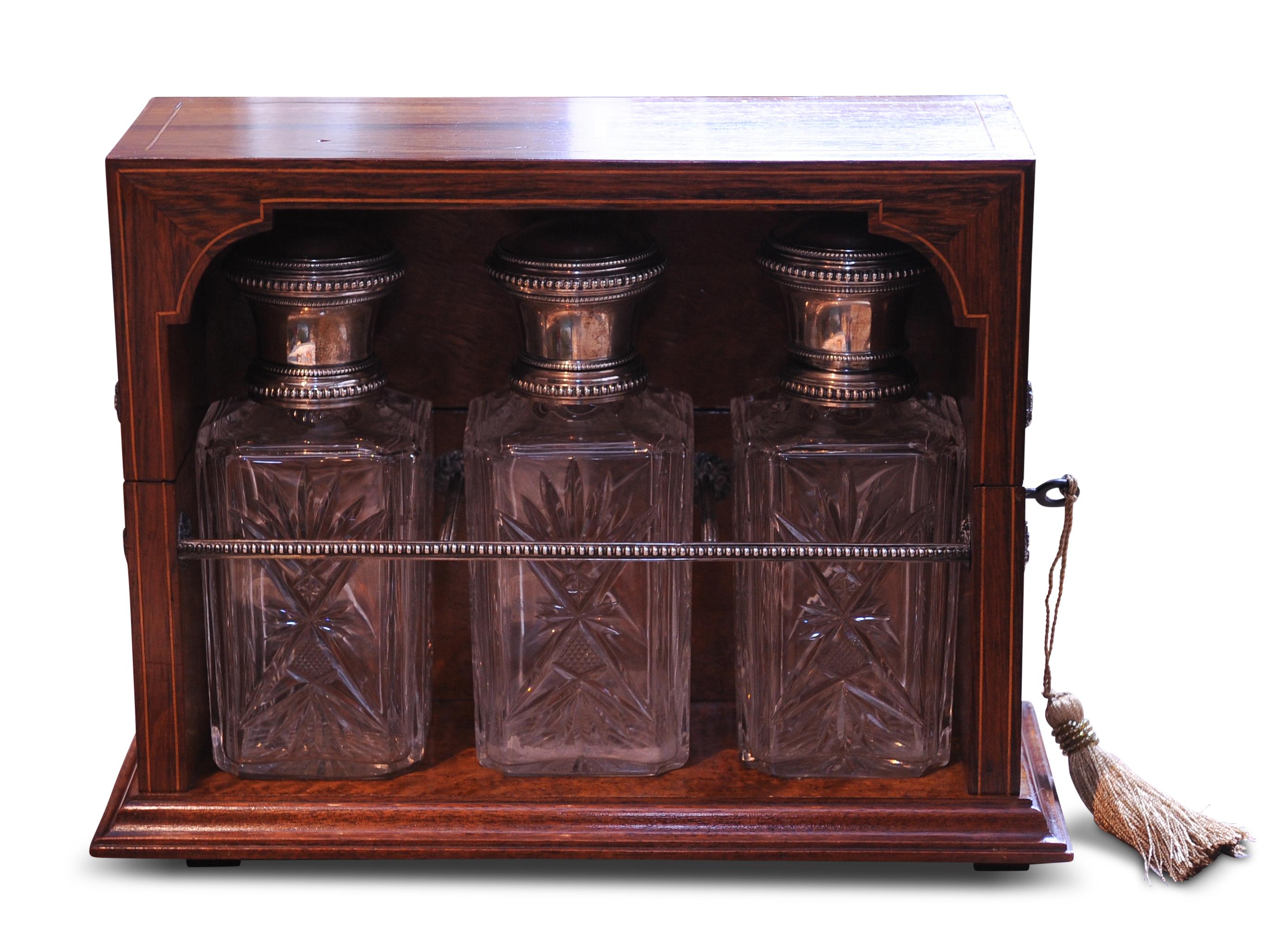 Precioso tantalio victoriano del siglo XIX con incrustaciones de madera dura, amboyna y plata y tres decantadores de cristal tallado con tapas y adornos de plata maciza

El Tántalo tiene una bisagra de piano de placa de plata sobre latón con
