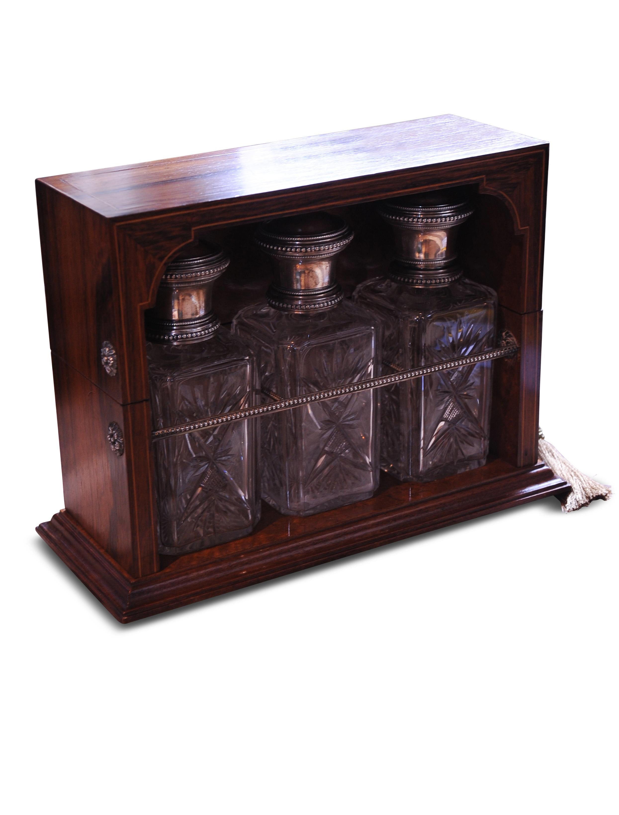 Tántalo victoriano antiguo de plata maciza con tapa de cristal tallado y 3 decantadores Victoriano en venta