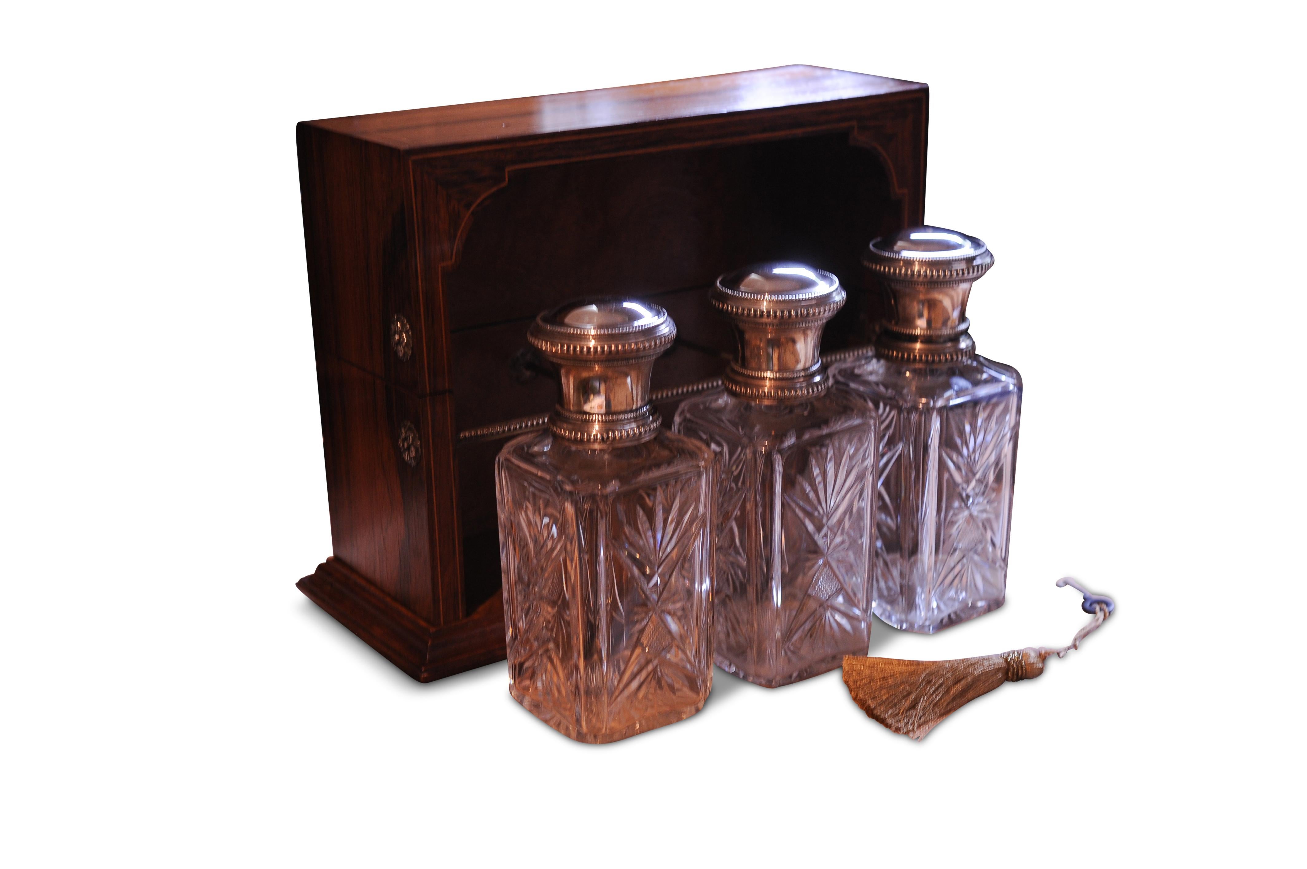 Tántalo victoriano antiguo de plata maciza con tapa de cristal tallado y 3 decantadores Incrustación en venta