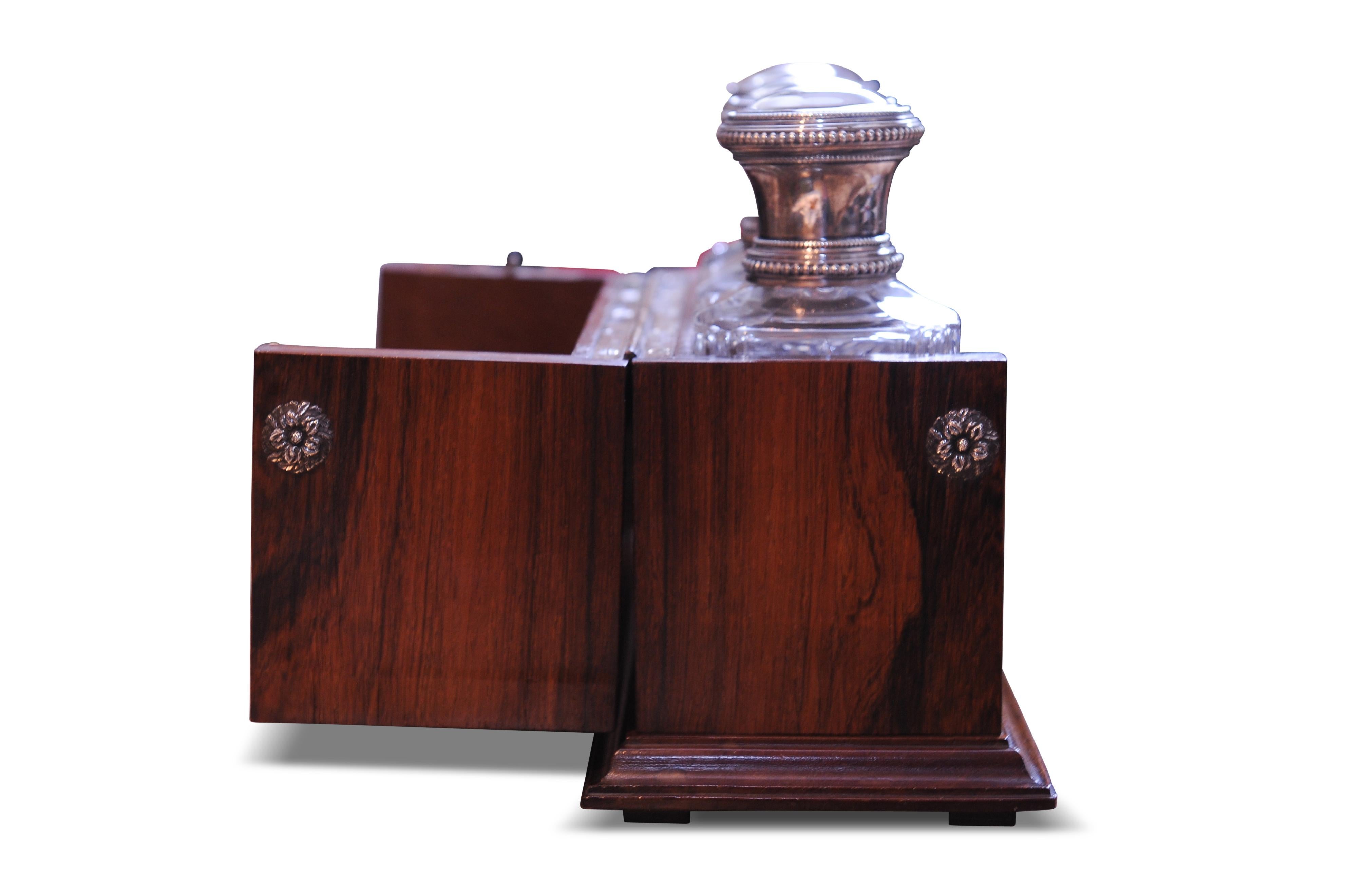 Tántalo victoriano antiguo de plata maciza con tapa de cristal tallado y 3 decantadores siglo XIX en venta