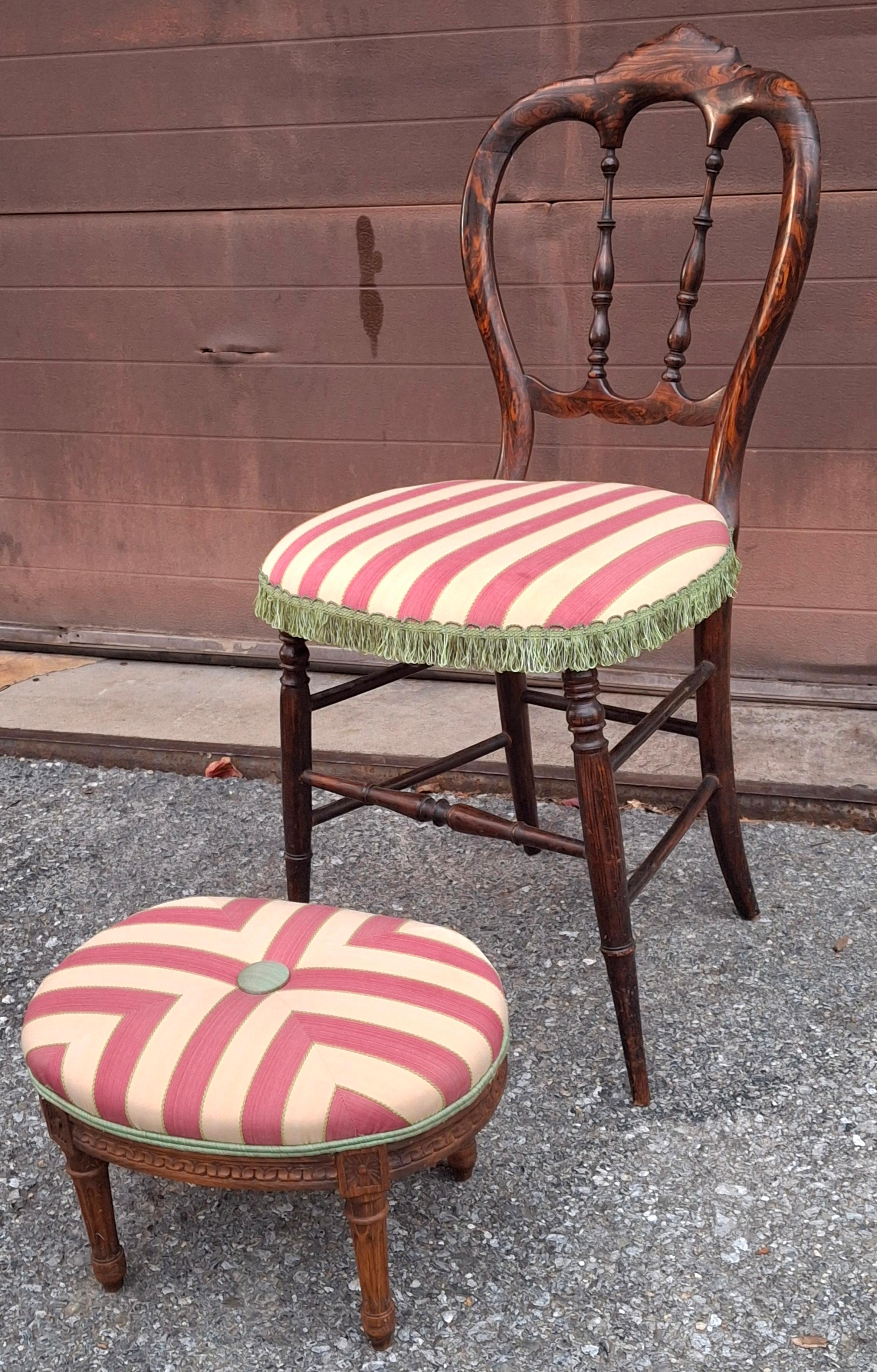 Ein viktorianischer Palisander Faux Grain gebeizt Rose und grün gestreift gepolsterter Beistellstuhl mit Fußhocker
Abmessungen: Stuhl: 16,5