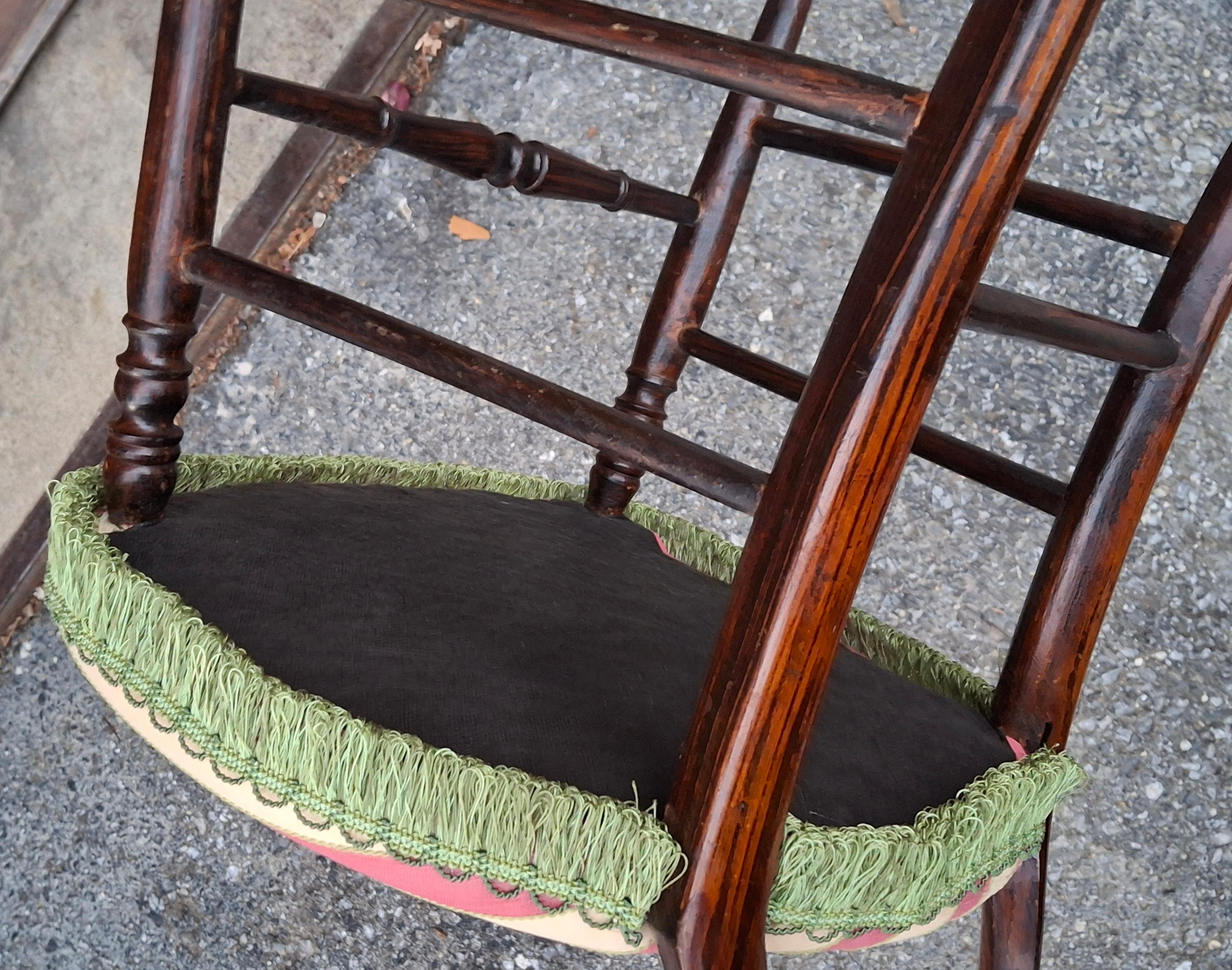 Viktorianischer Palisander und gestreifter gepolsterter Beistellstuhl mit Fußhocker-Set im Angebot 13