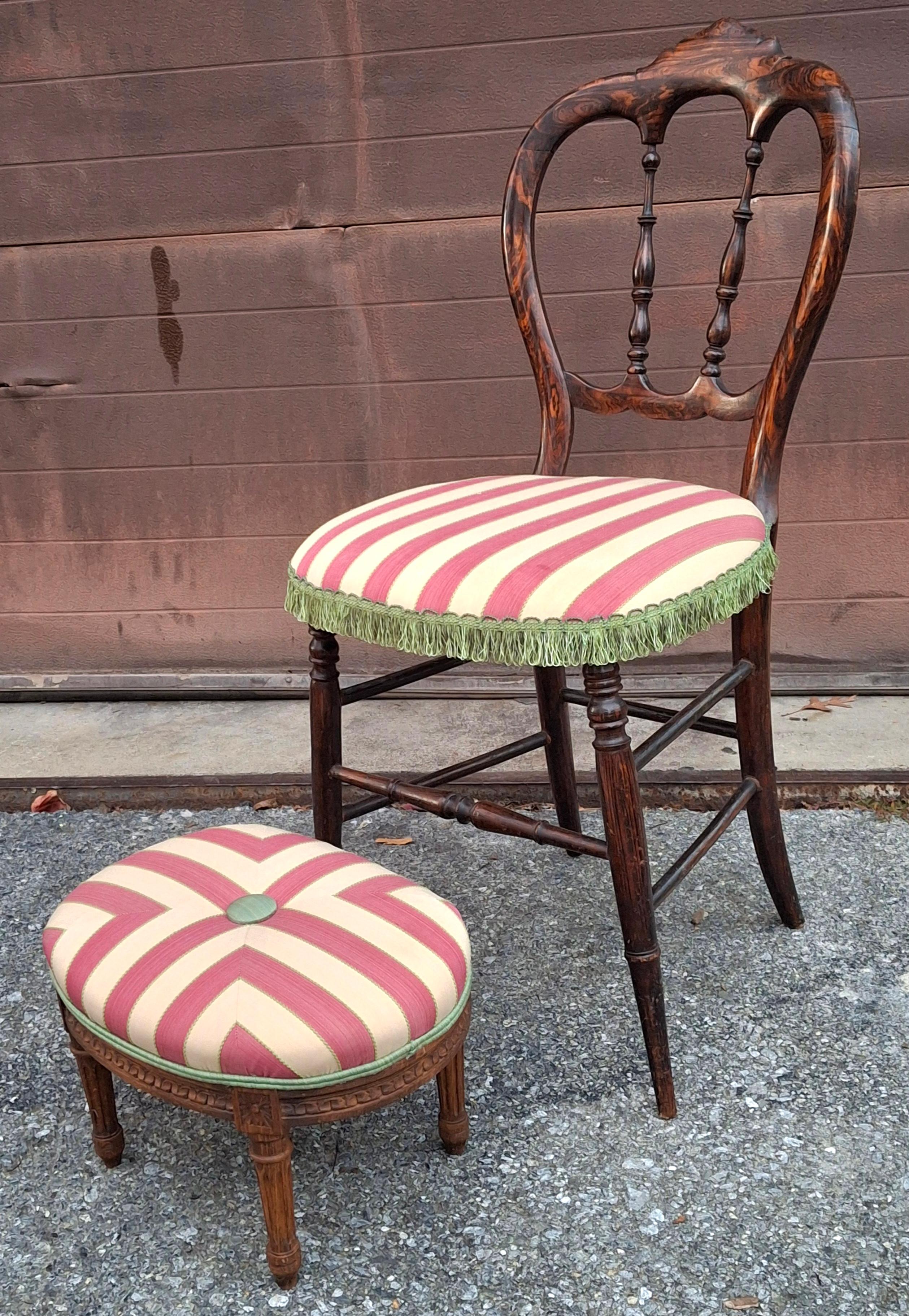 Viktorianischer Palisander und gestreifter gepolsterter Beistellstuhl mit Fußhocker-Set (amerikanisch) im Angebot