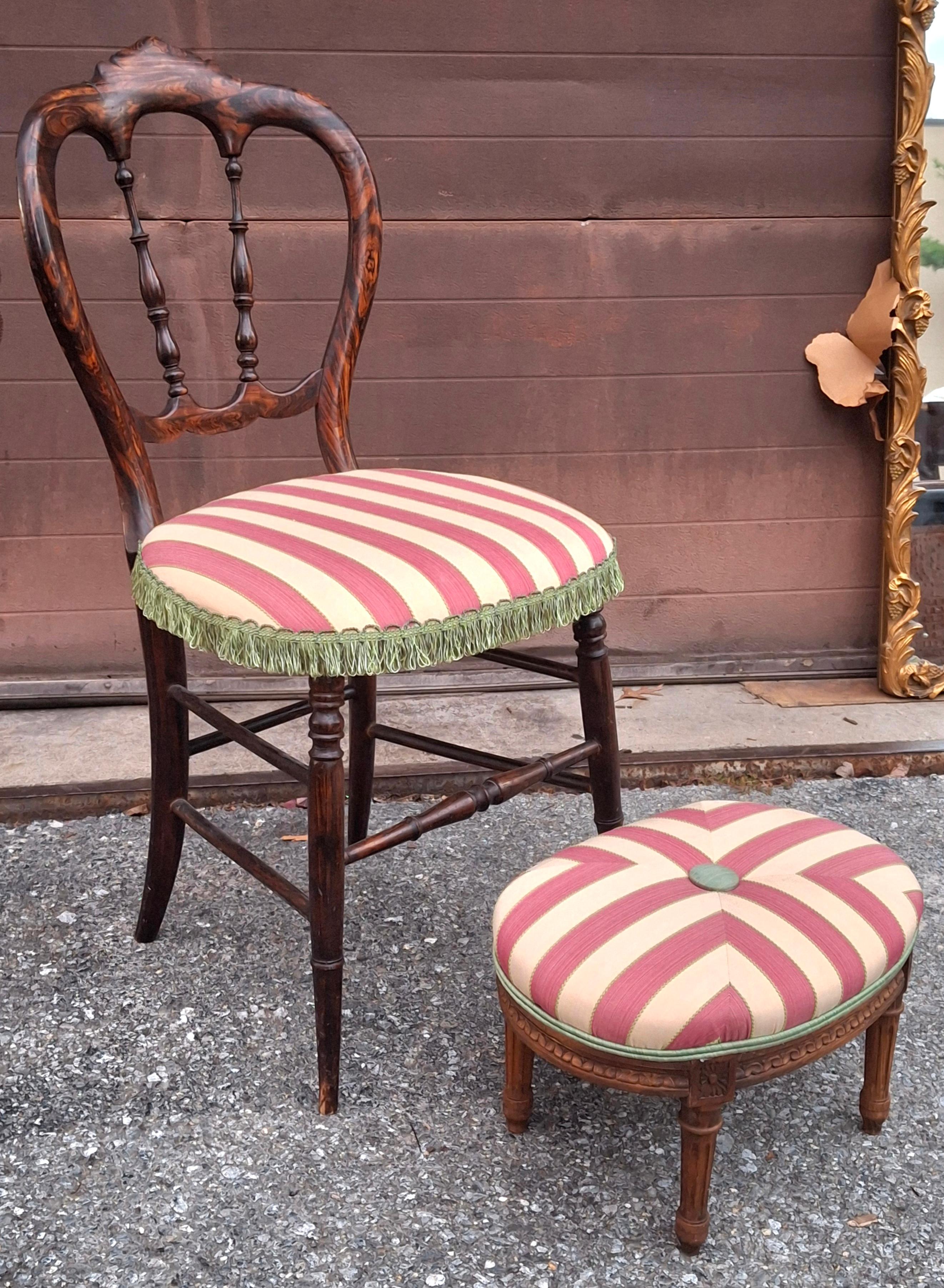 Viktorianischer Palisander und gestreifter gepolsterter Beistellstuhl mit Fußhocker-Set (Geschnitzt) im Angebot