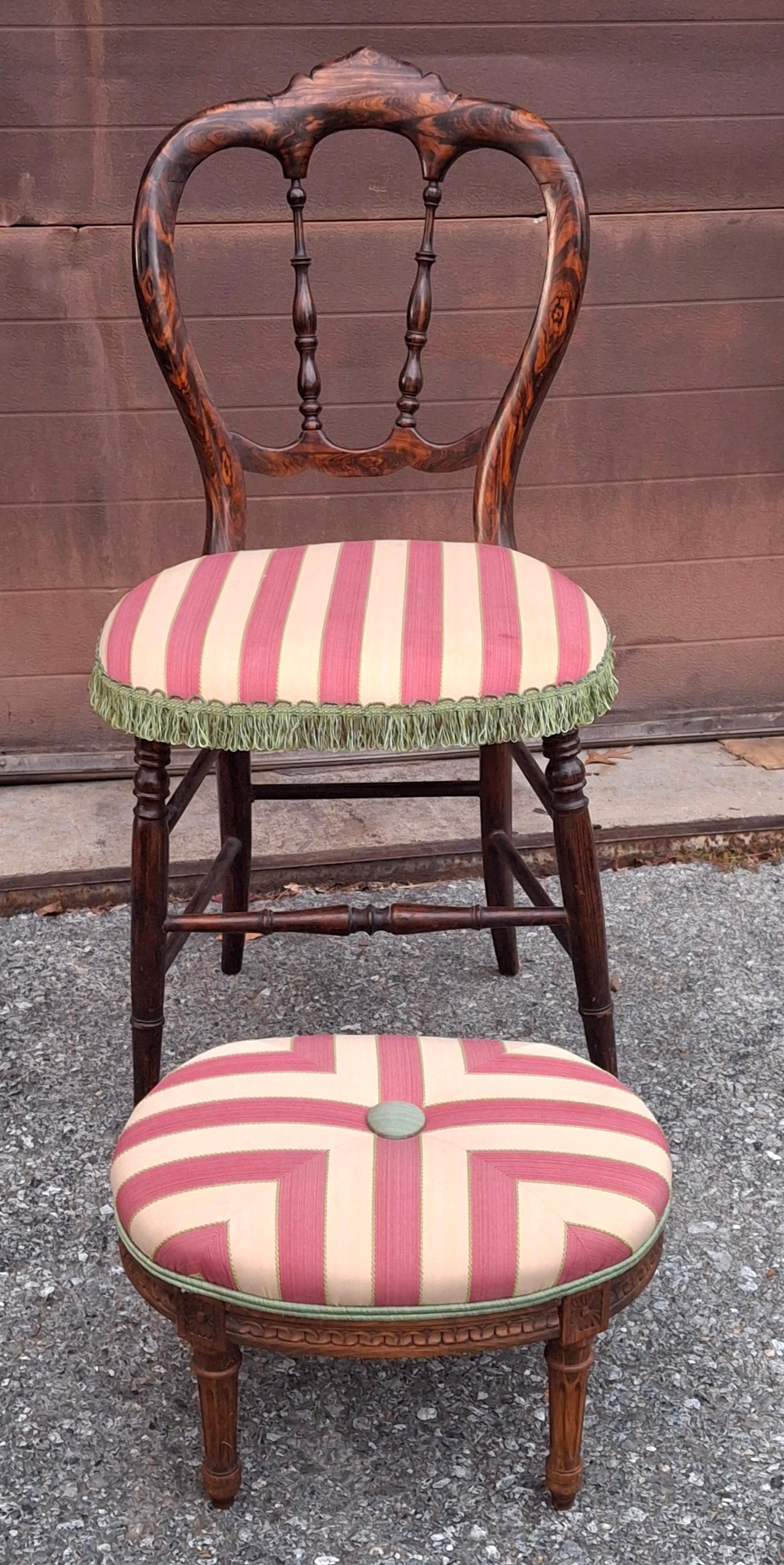 Viktorianischer Palisander und gestreifter gepolsterter Beistellstuhl mit Fußhocker-Set im Zustand „Gut“ im Angebot in Germantown, MD