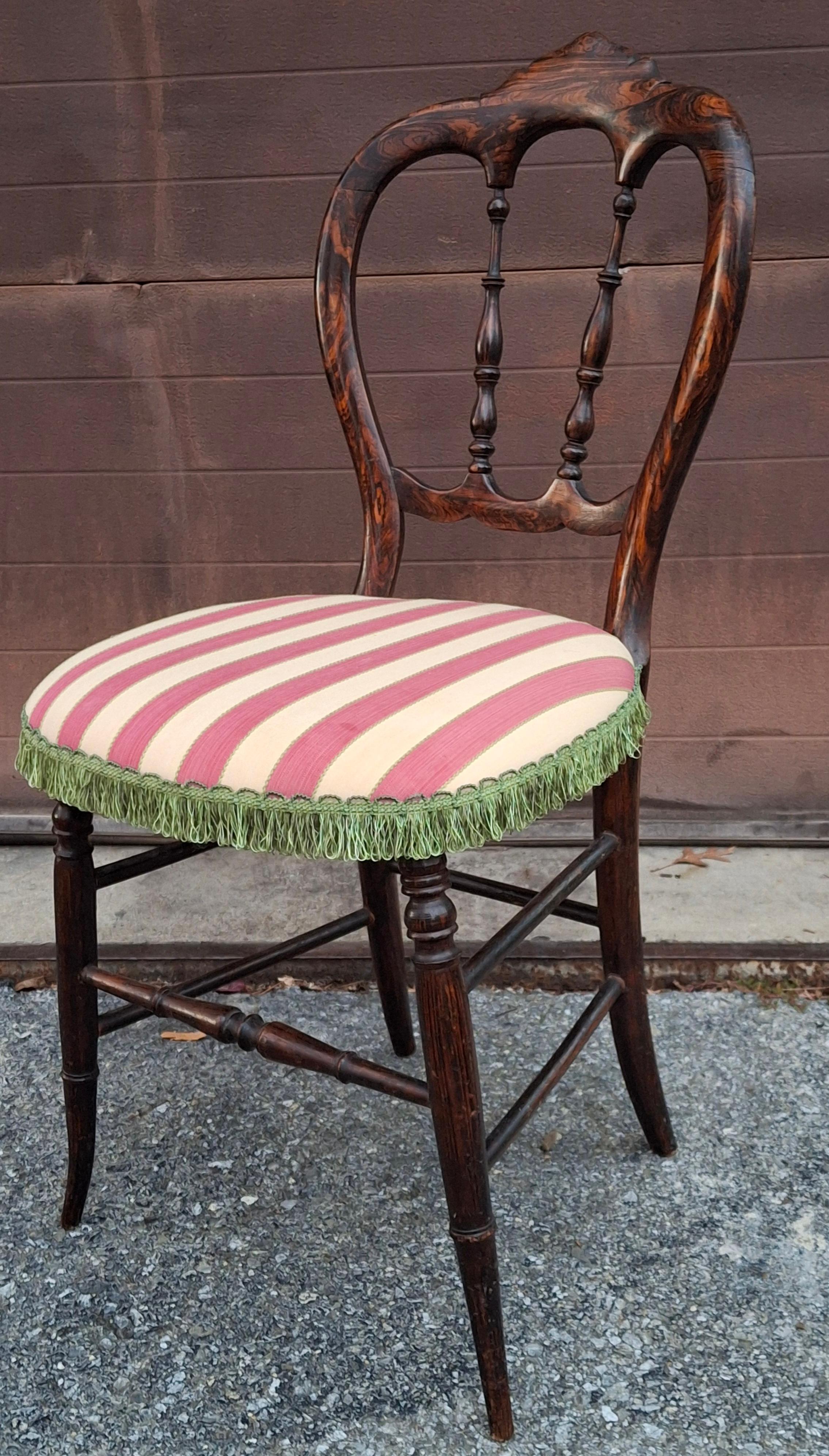 Viktorianischer Palisander und gestreifter gepolsterter Beistellstuhl mit Fußhocker-Set (19. Jahrhundert) im Angebot