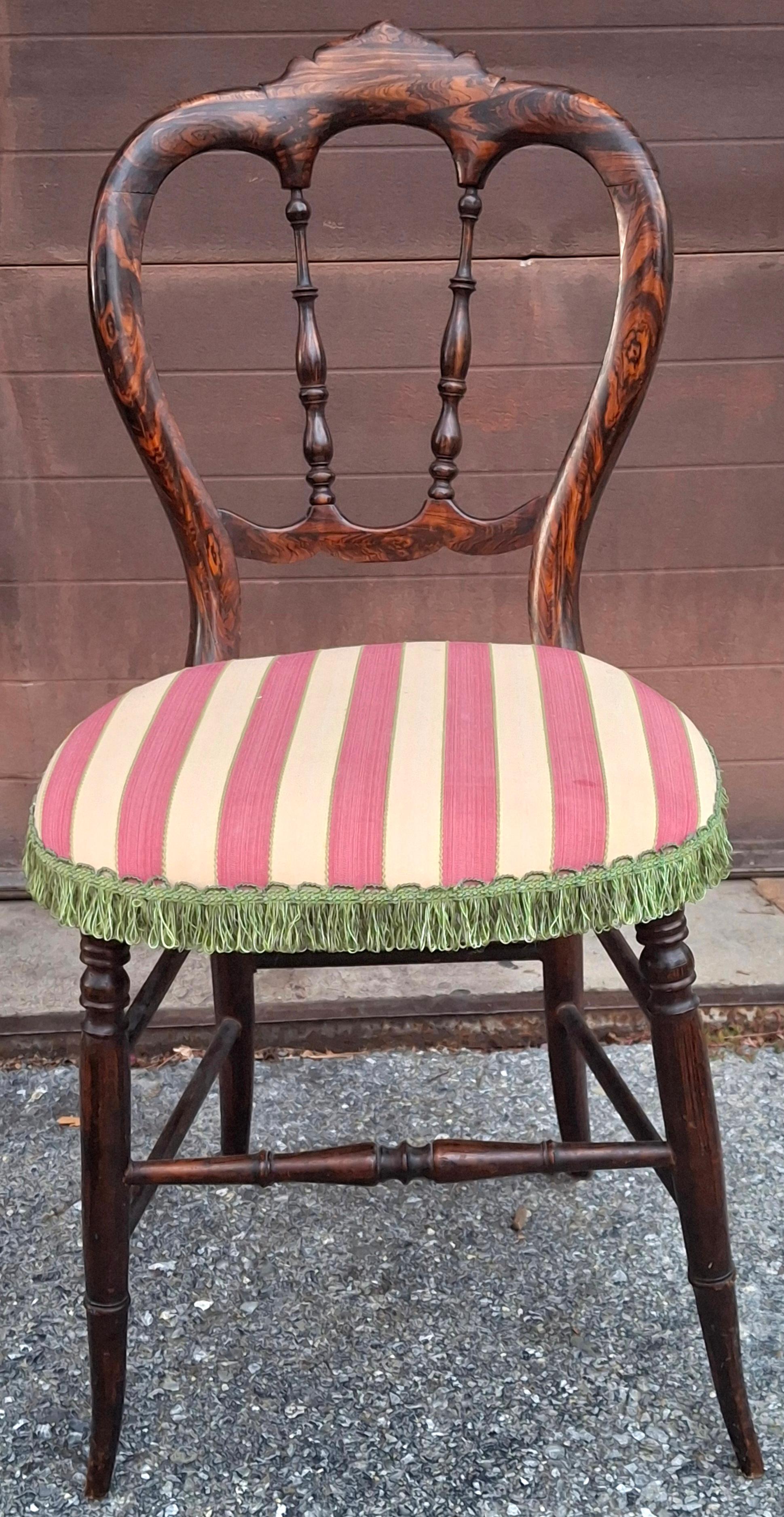 Viktorianischer Palisander und gestreifter gepolsterter Beistellstuhl mit Fußhocker-Set (Holz) im Angebot