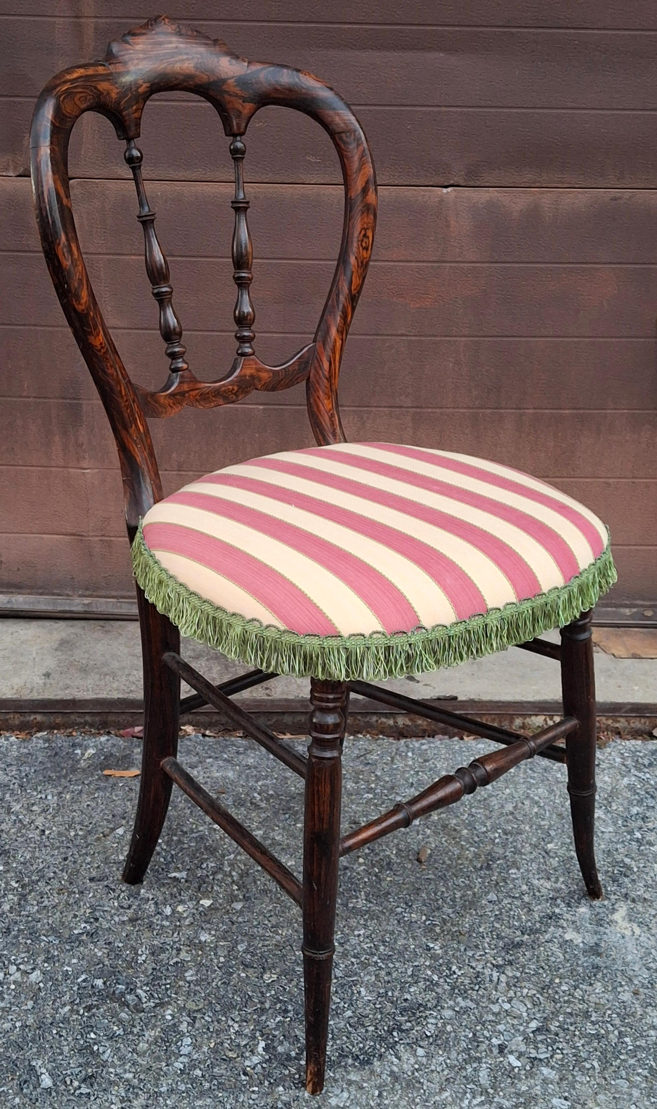 Viktorianischer Palisander und gestreifter gepolsterter Beistellstuhl mit Fußhocker-Set im Angebot 1