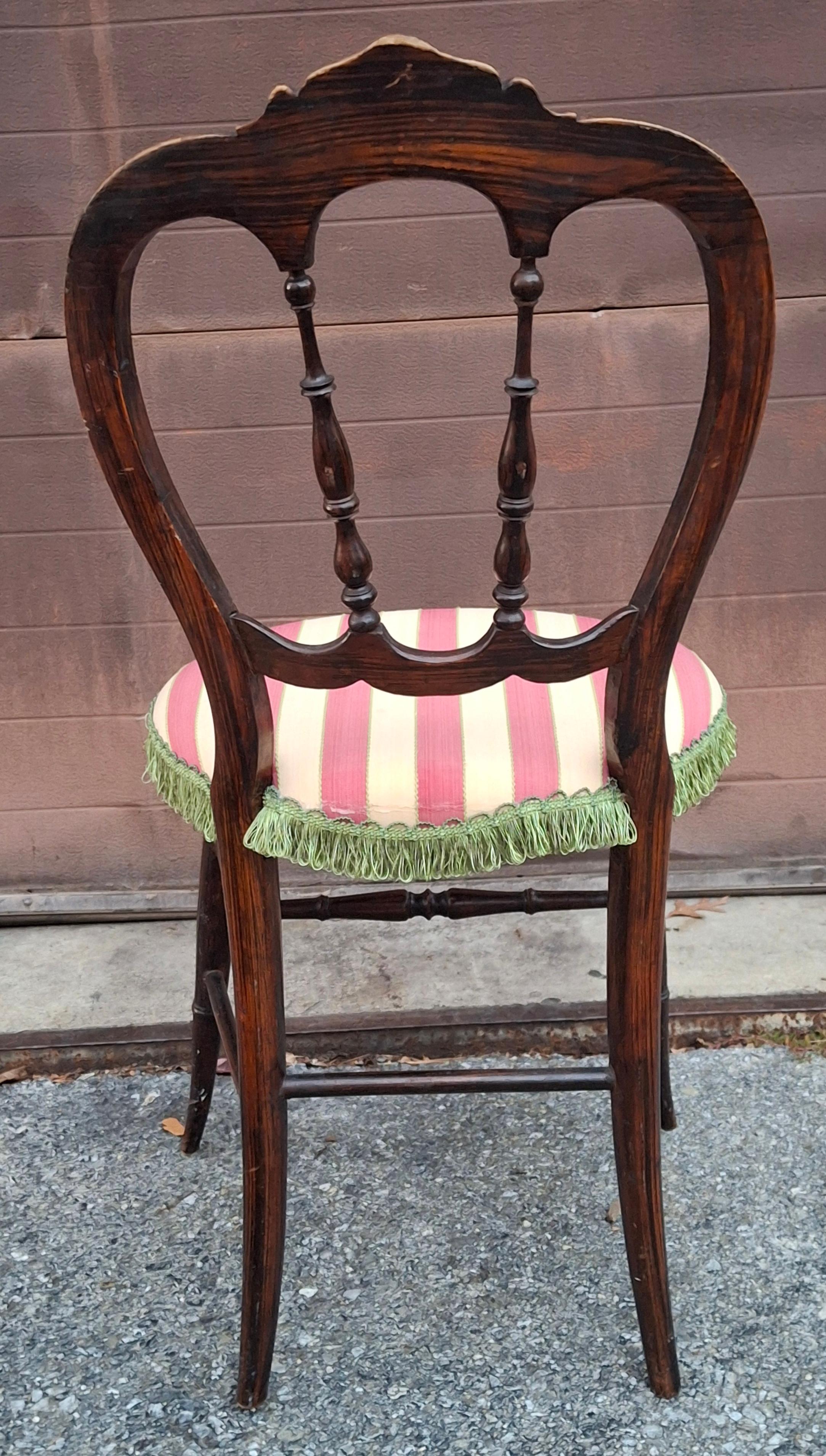 Viktorianischer Palisander und gestreifter gepolsterter Beistellstuhl mit Fußhocker-Set im Angebot 2