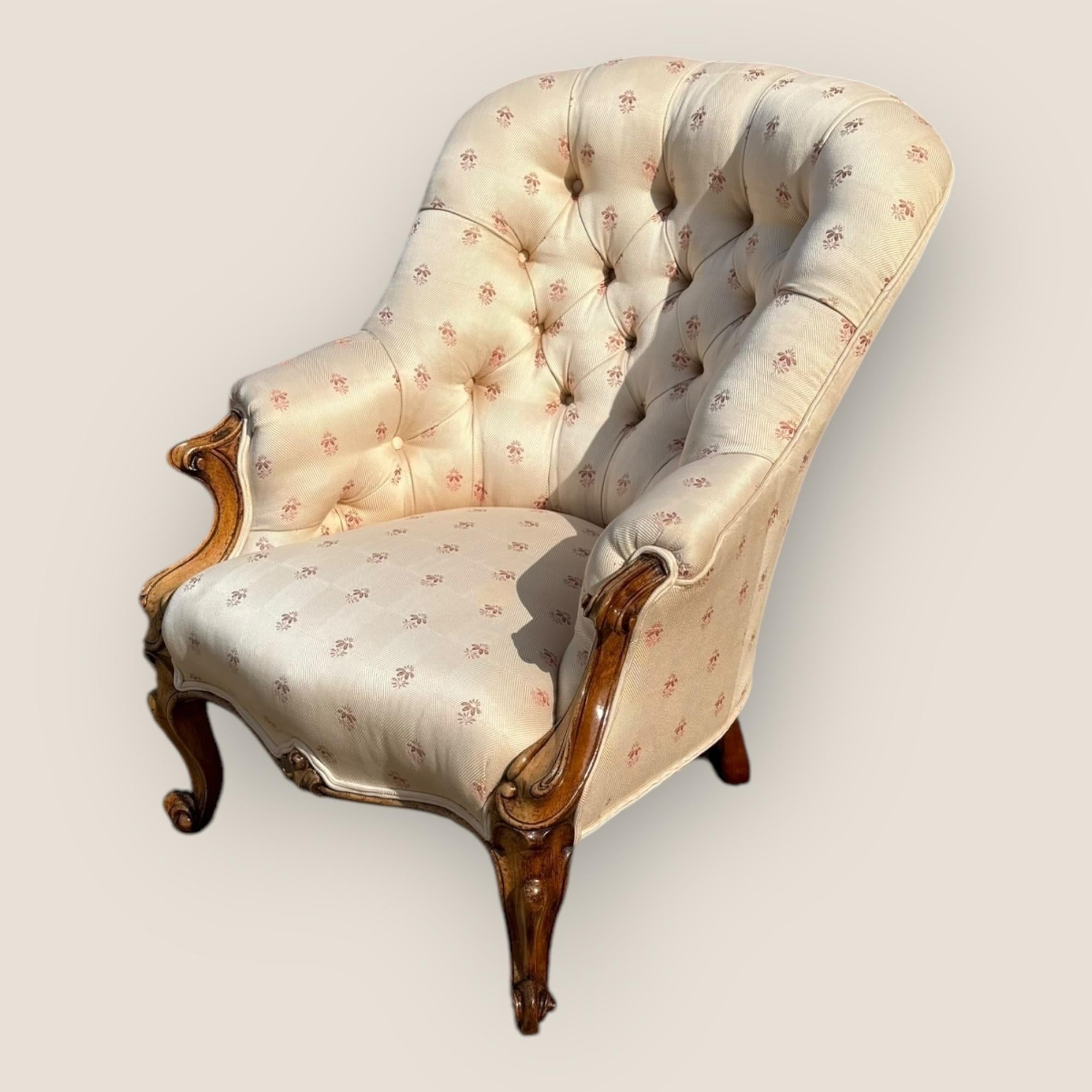 Hier haben wir einen viktorianischen (1837-1901) Palisander & floral gemusterten Button Back Armchair mit Cabriole Beinen. Die Polsterung ist in sehr gutem Zustand.