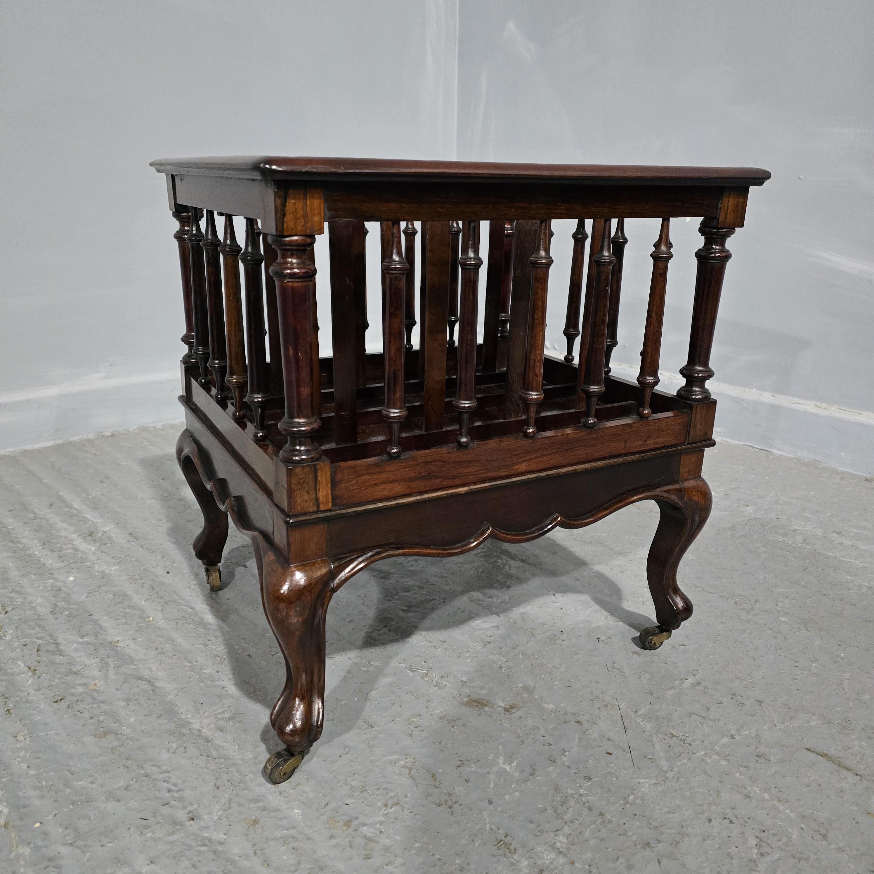 Canterbury tardo-vittoriano in palissandro di forma rettangolare, diviso in 4 sezioni con supporti affusolati torniti, poggiante su gambe a cabriola, il tutto in  eccellenti condizioni originali in tutto. c1890

Alto 18 pollici
15