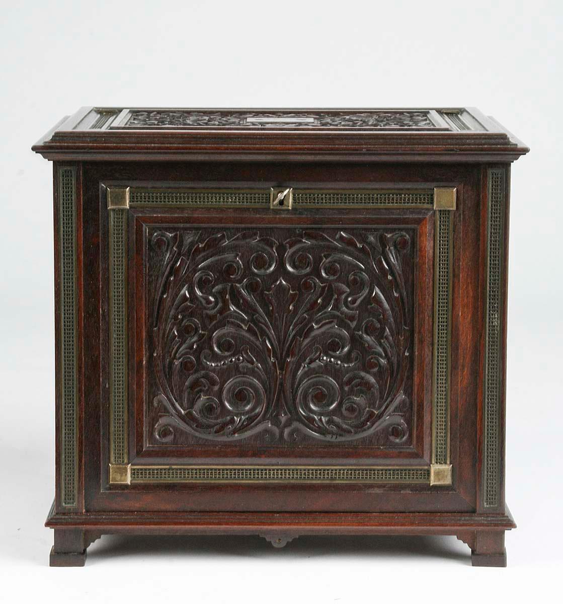 Victorian Mahogany Carved Cigar Box, 19th Century In Good Condition In Casteren, Noord-Brabant