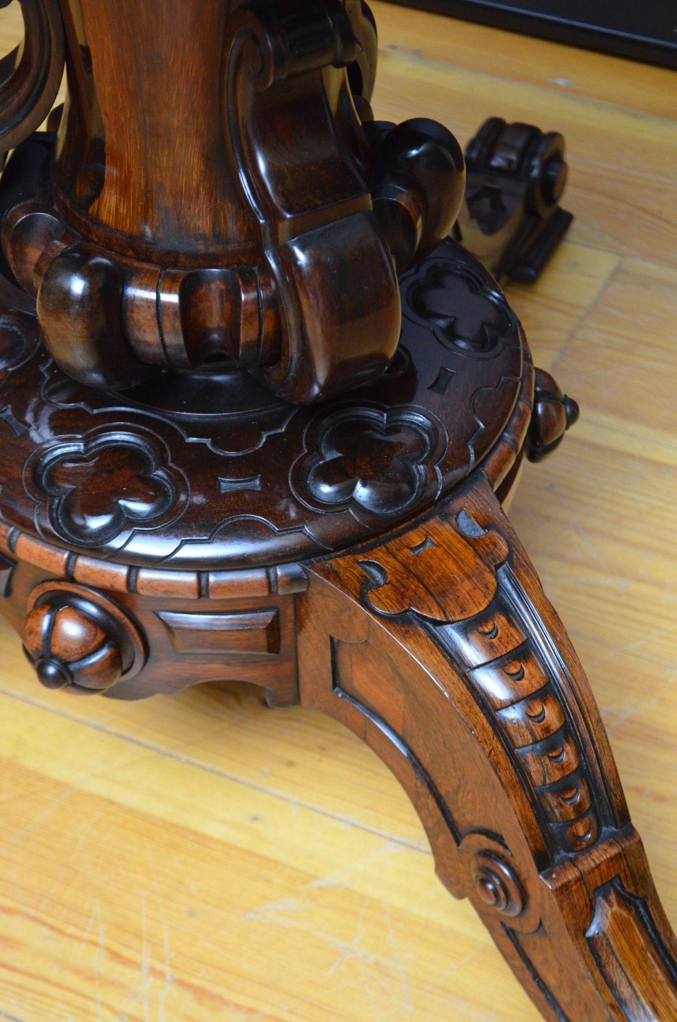 Victorian Rosewood Dining / Centre Table in The Manner of Robert Strahan & Co For Sale 12