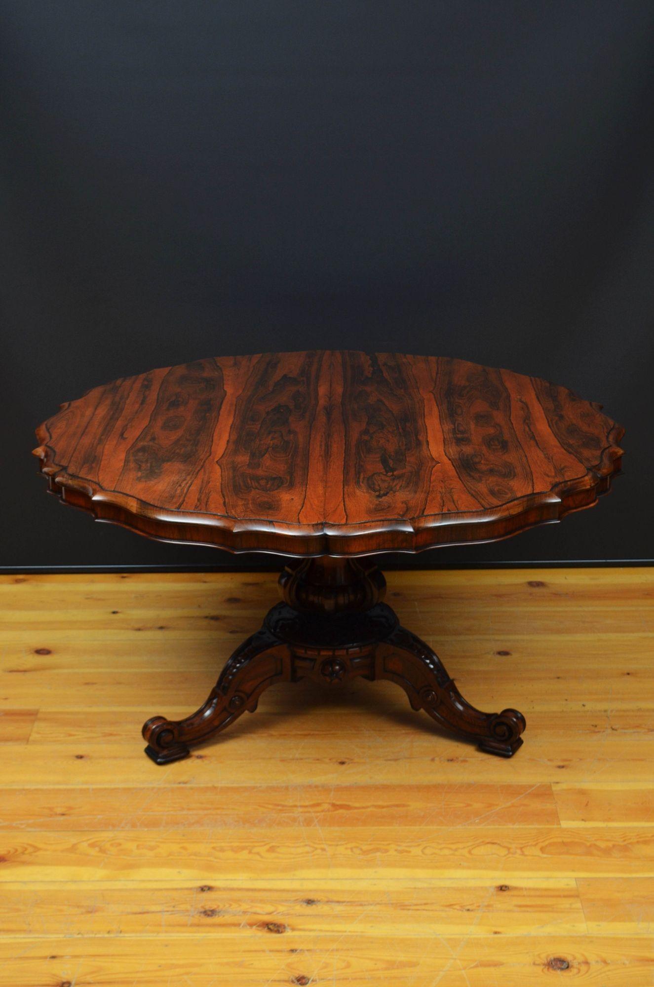 European Victorian Rosewood Dining / Centre Table in The Manner of Robert Strahan & Co For Sale