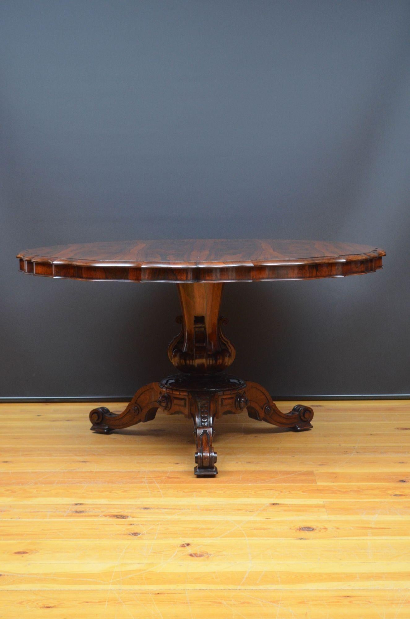 Victorian Rosewood Dining / Centre Table in The Manner of Robert Strahan & Co In Good Condition For Sale In Whaley Bridge, GB
