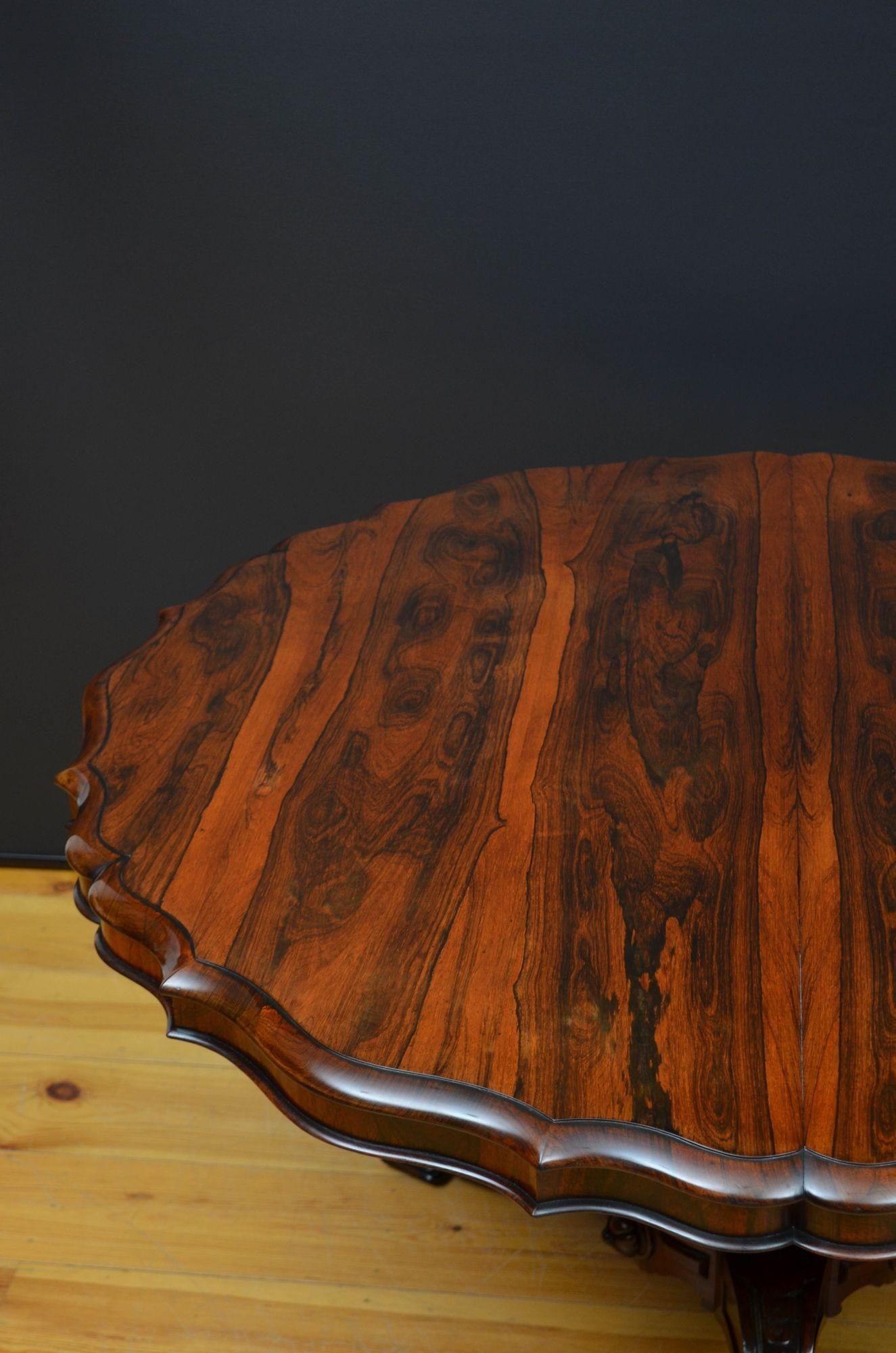 19th Century Victorian Rosewood Dining / Centre Table in The Manner of Robert Strahan & Co For Sale