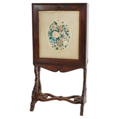 Bureau victorien en bois de rose avec imprimé floral encastré et pieds à volutes vers 1870