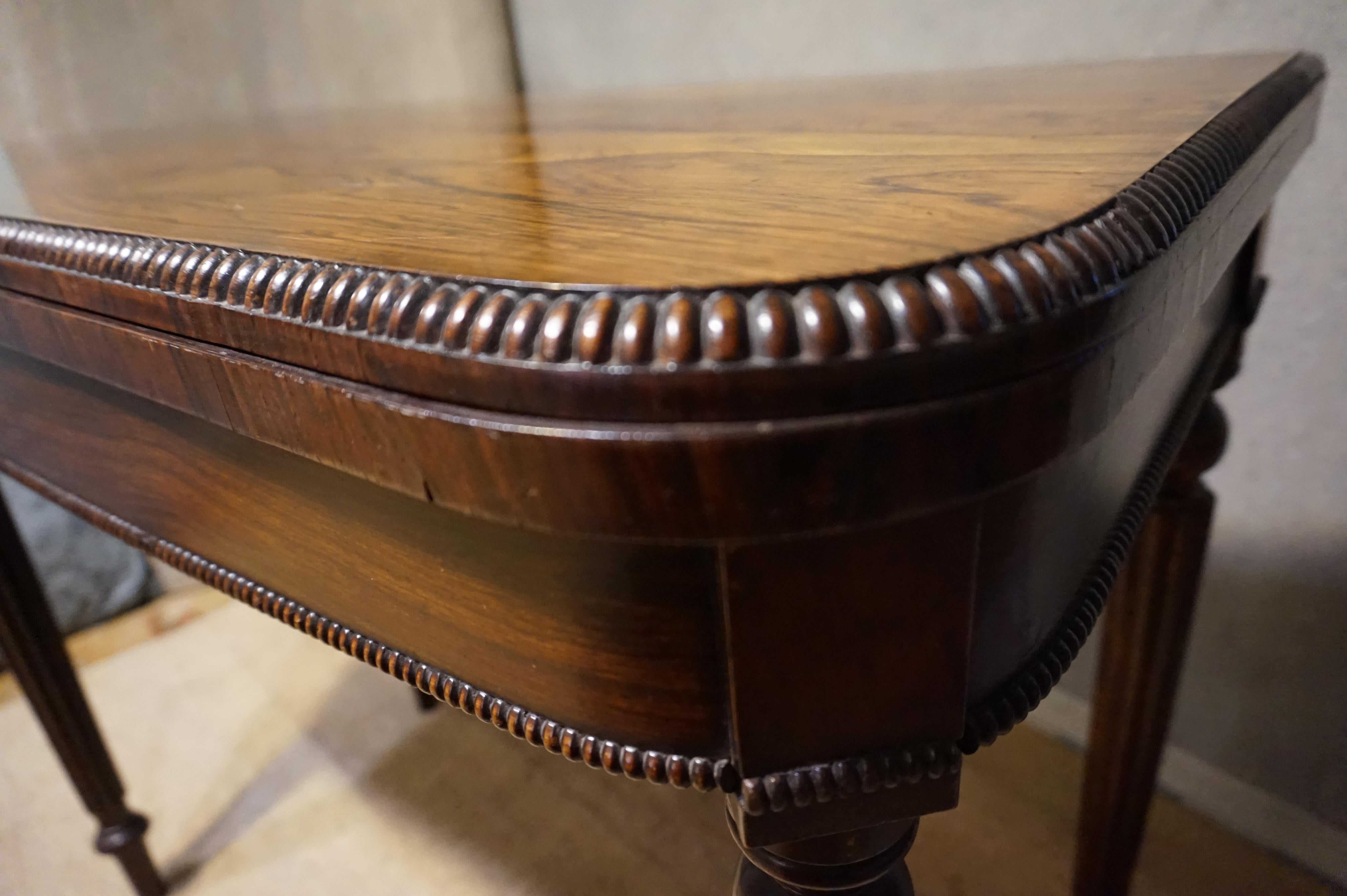 Viktorianischer Spieltisch aus Palisanderholz mit geschnitzten Beinen und Perlenkante im Angebot 3
