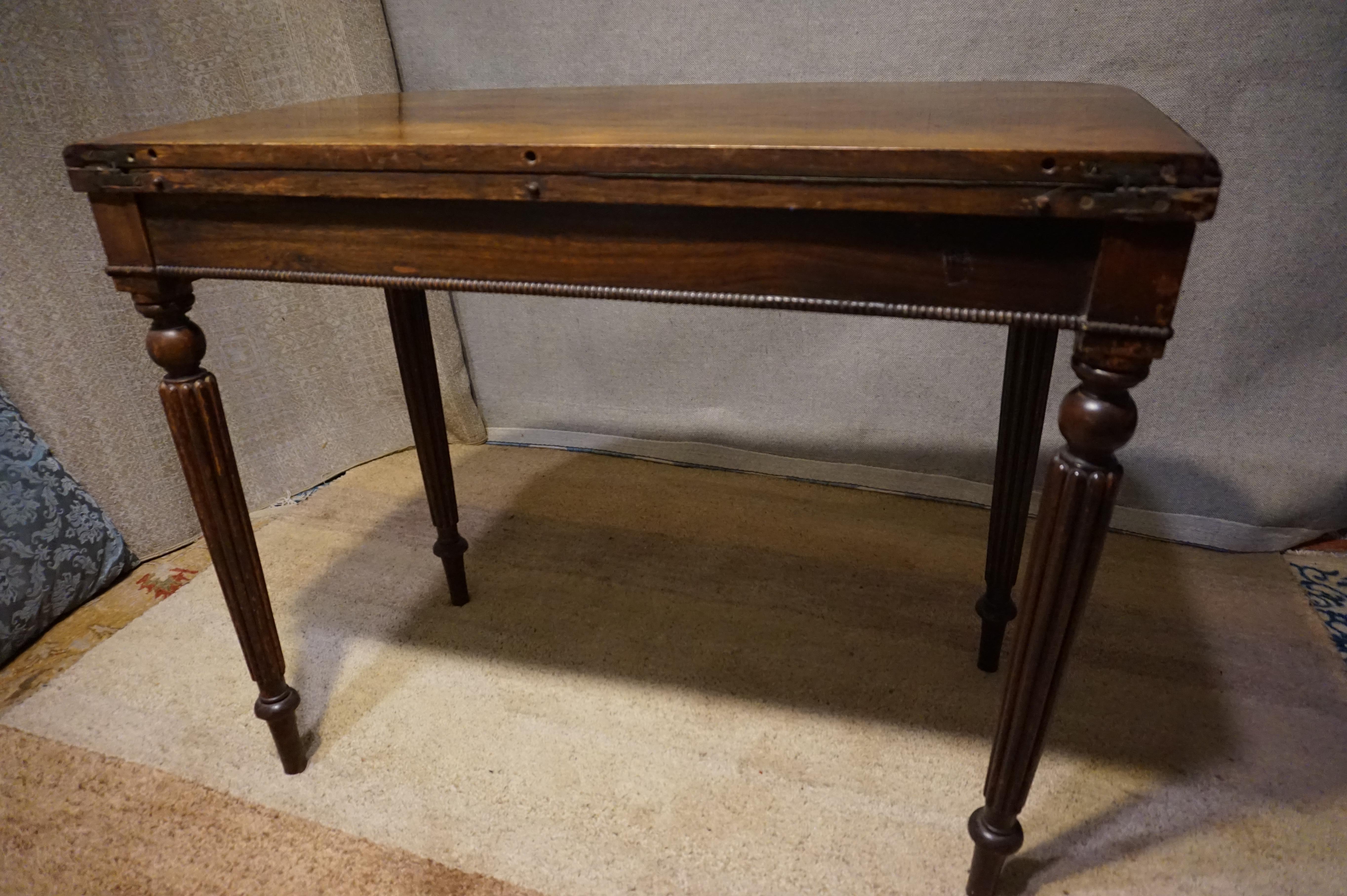 Viktorianischer Spieltisch aus Palisanderholz mit geschnitzten Beinen und Perlenkante im Angebot 4
