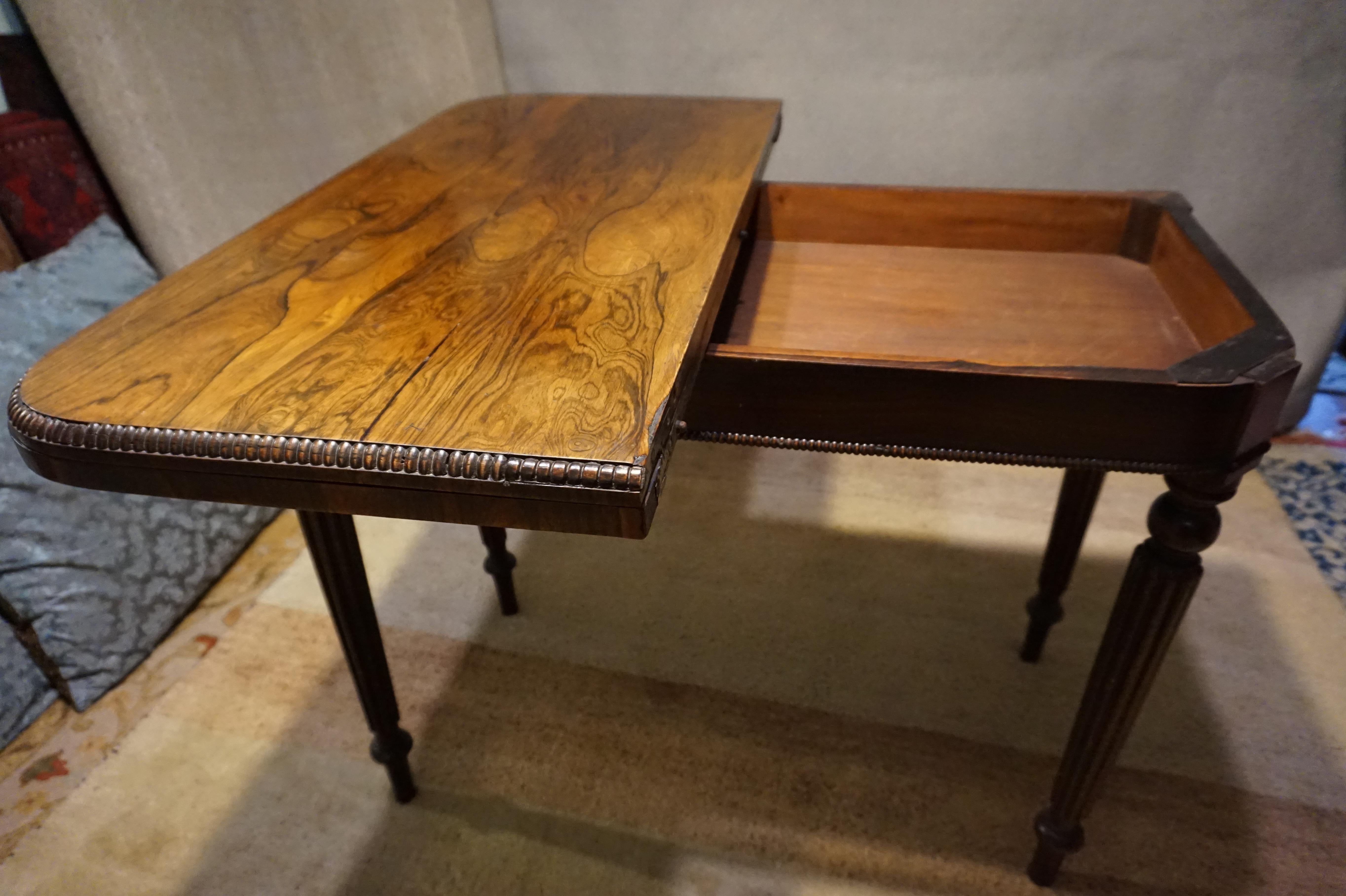 Viktorianischer Spieltisch aus Palisanderholz mit geschnitzten Beinen und Perlenkante im Angebot 5