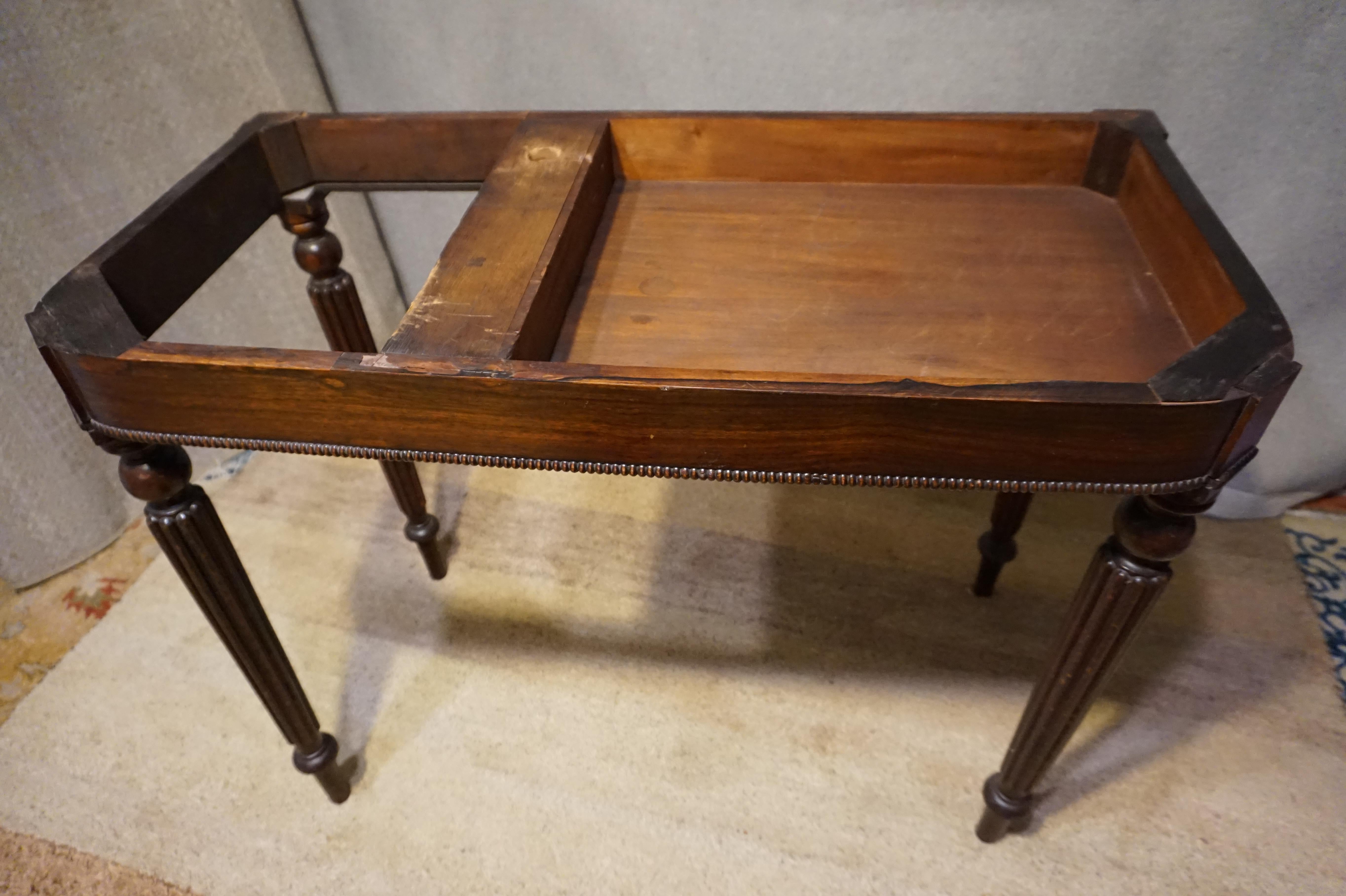 Viktorianischer Spieltisch aus Palisanderholz mit geschnitzten Beinen und Perlenkante im Angebot 6