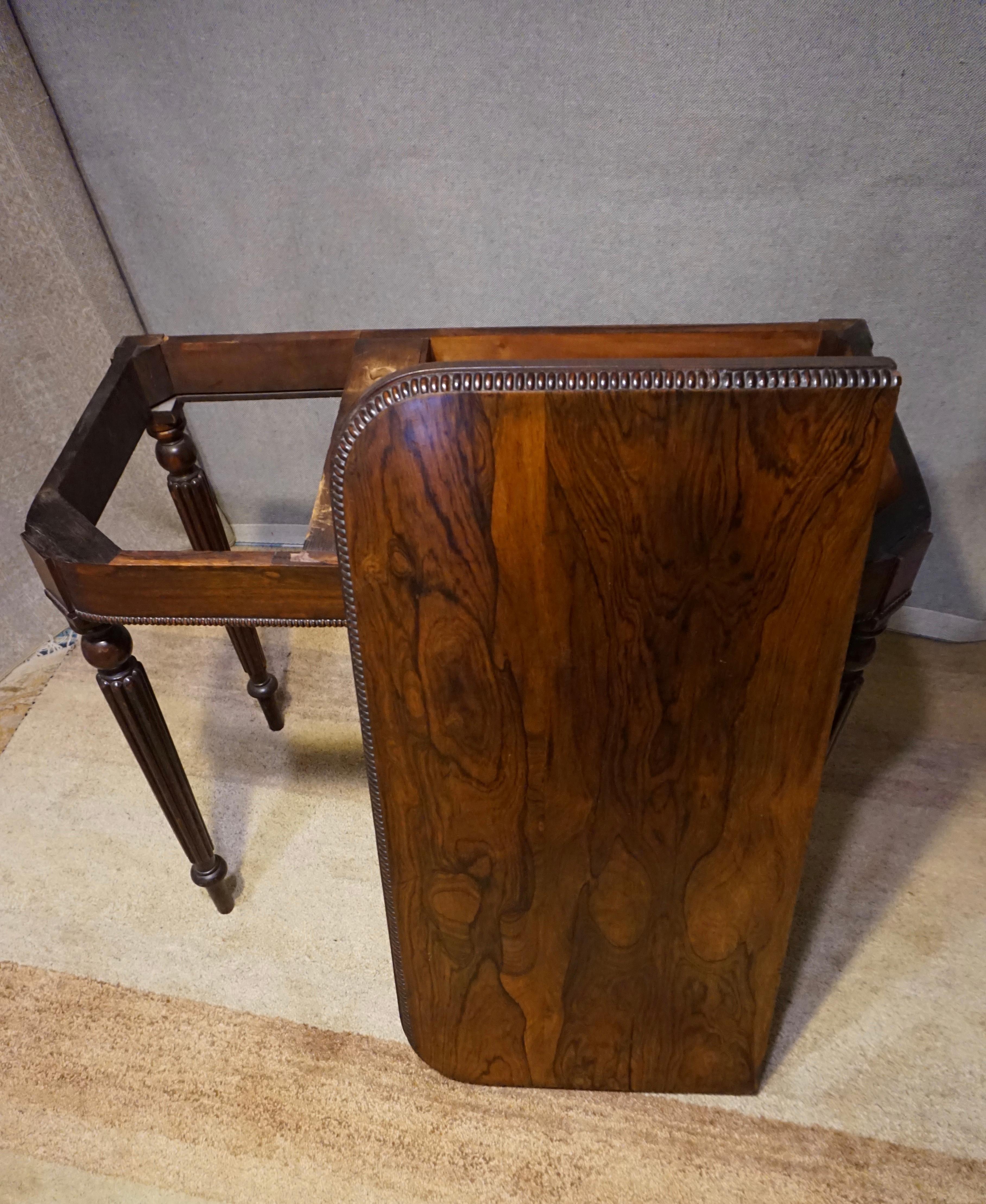 Viktorianischer Spieltisch aus Palisanderholz mit geschnitzten Beinen und Perlenkante im Angebot 7