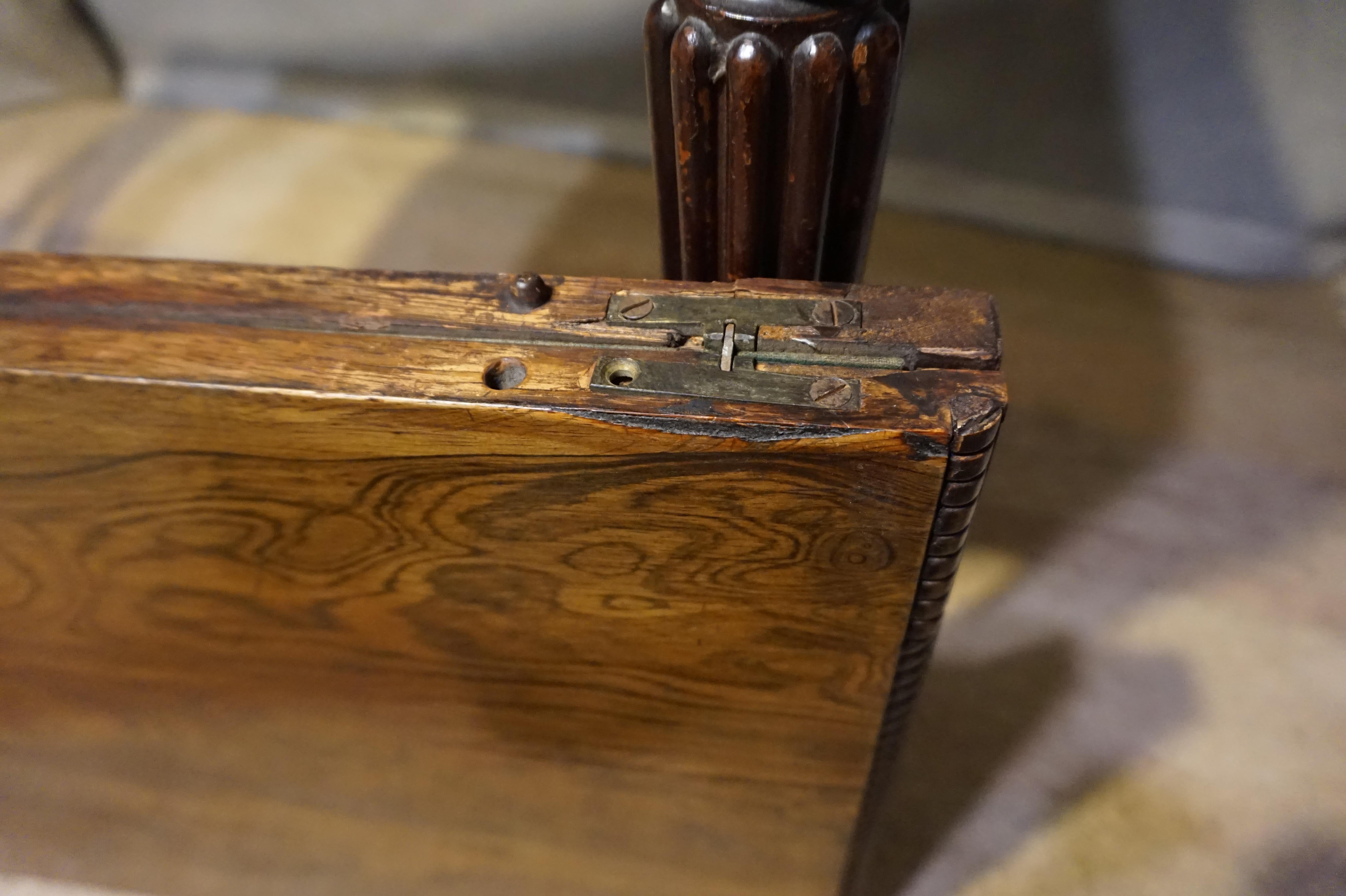 Viktorianischer Spieltisch aus Palisanderholz mit geschnitzten Beinen und Perlenkante im Angebot 9