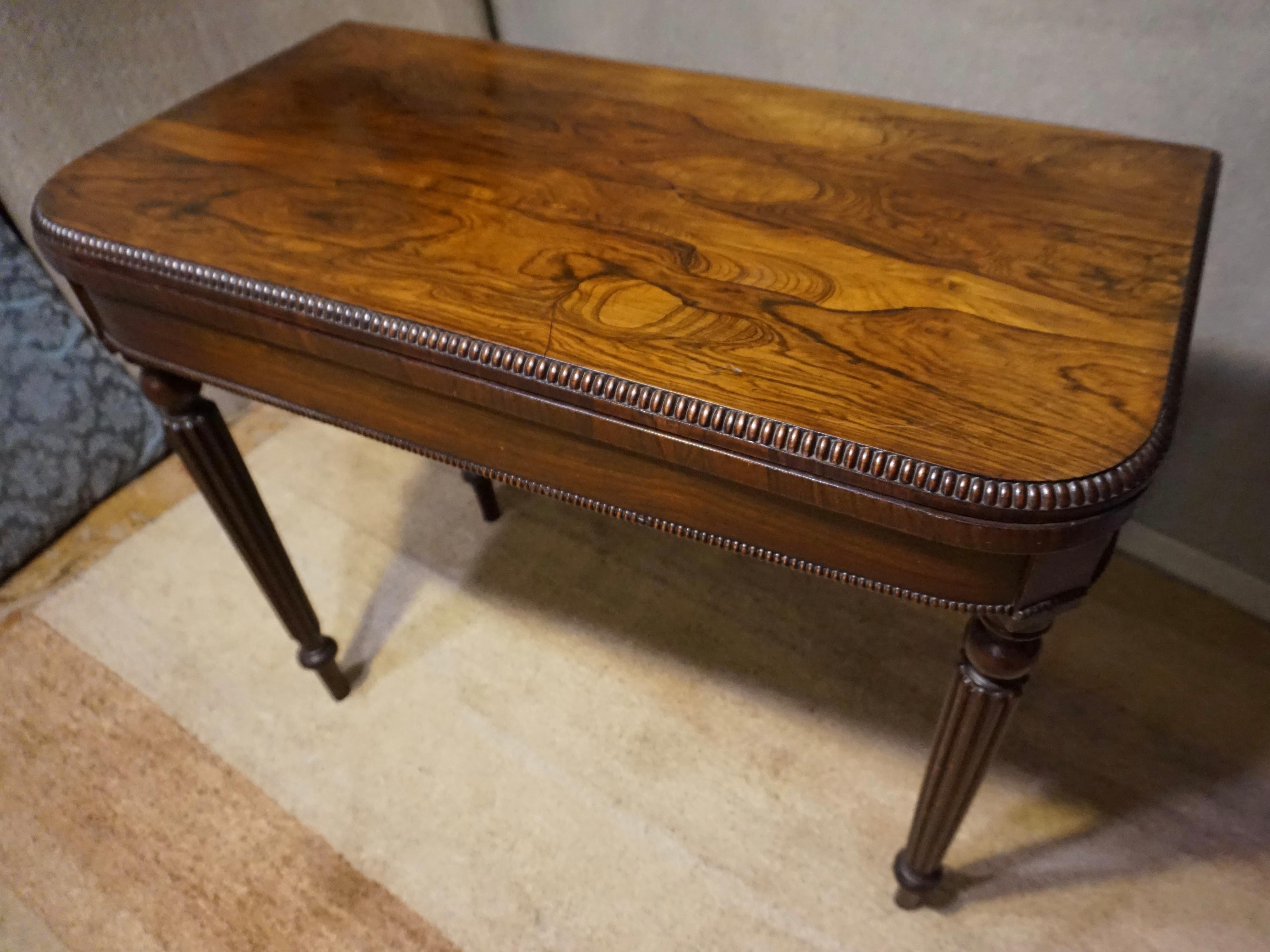 Viktorianischer Spieltisch aus Palisanderholz mit geschnitzten Beinen und Perlenkante (Geschnitzt) im Angebot