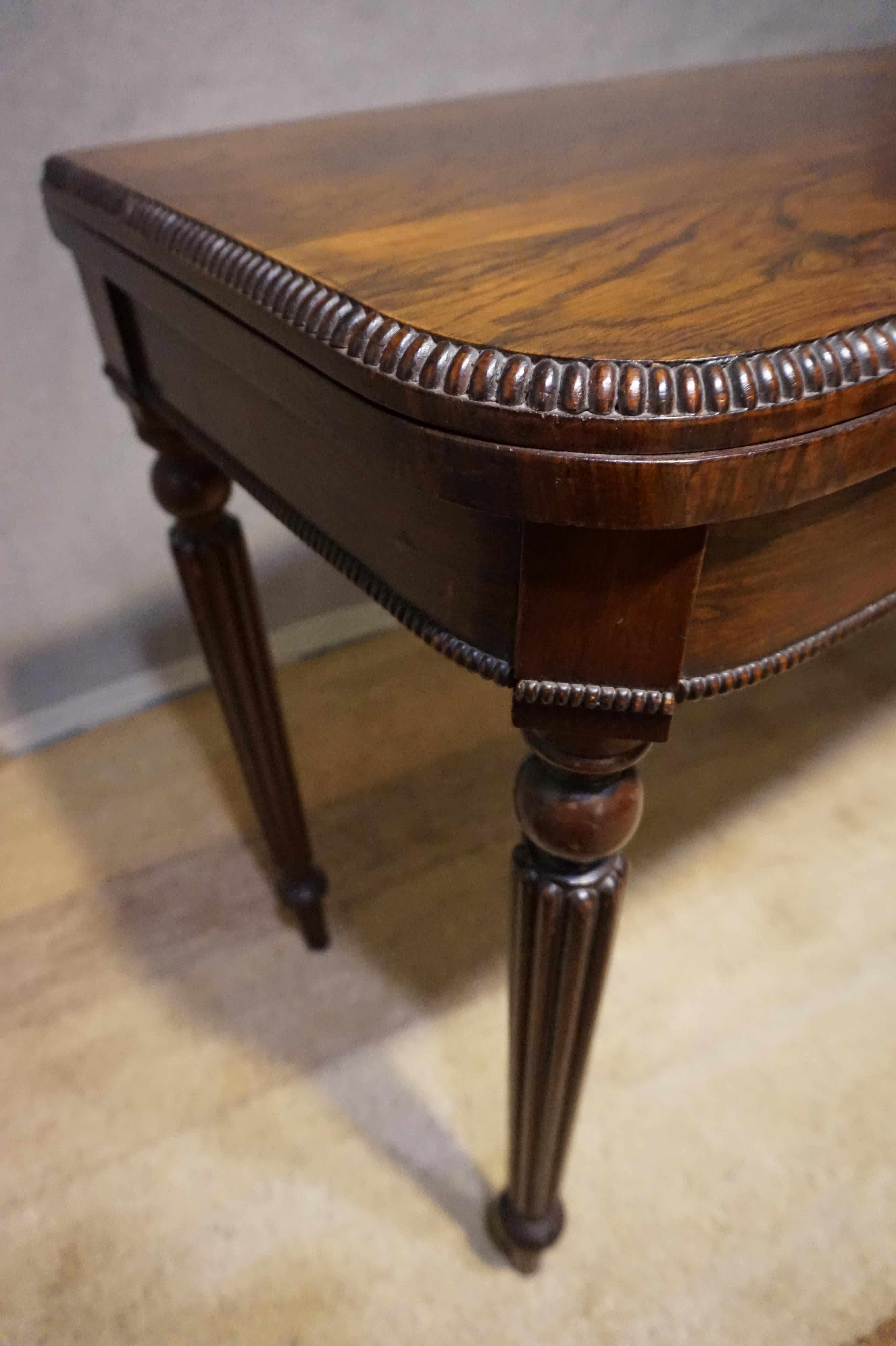 Viktorianischer Spieltisch aus Palisanderholz mit geschnitzten Beinen und Perlenkante (Rosenholz) im Angebot